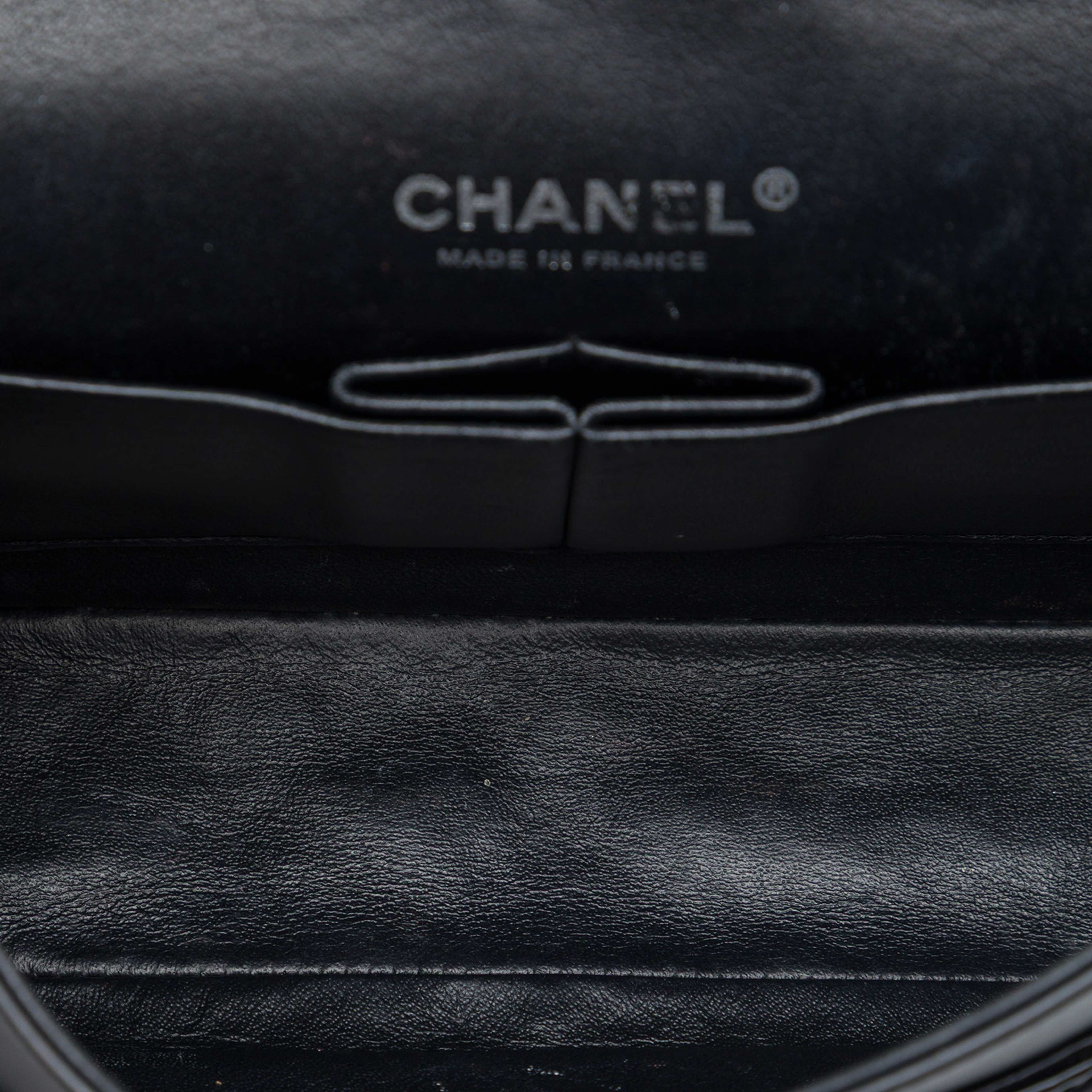Chanel Medium Classic Patent Double Flap, från Luxclusif, i färgen svart. Klicka för att öppna bilden i stort format