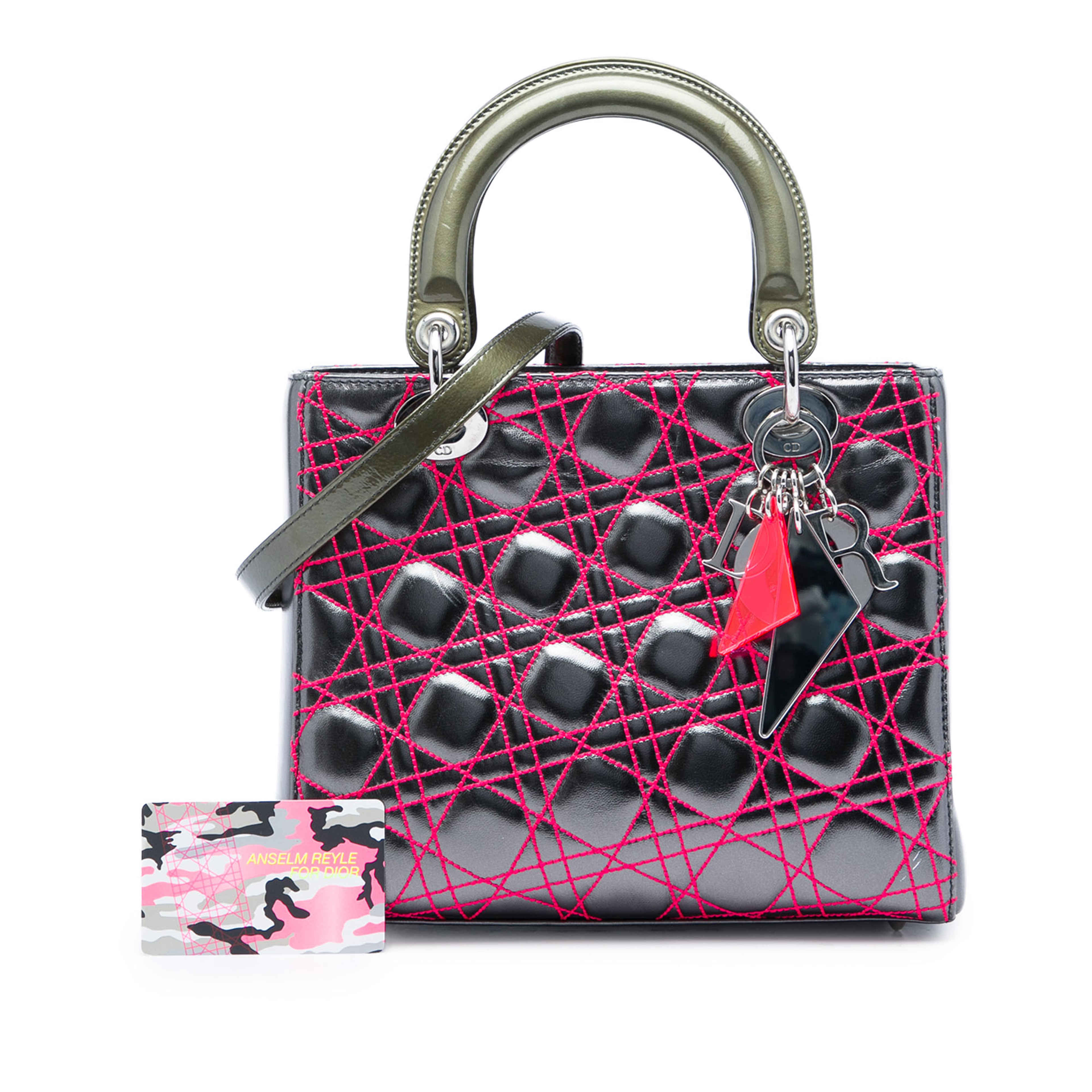 Dior Anselm Reyle Medium Metallic Lambskin Cannage Lady Dior, från Luxclusif, i färgen grå. Klicka för att öppna bilden i stort format