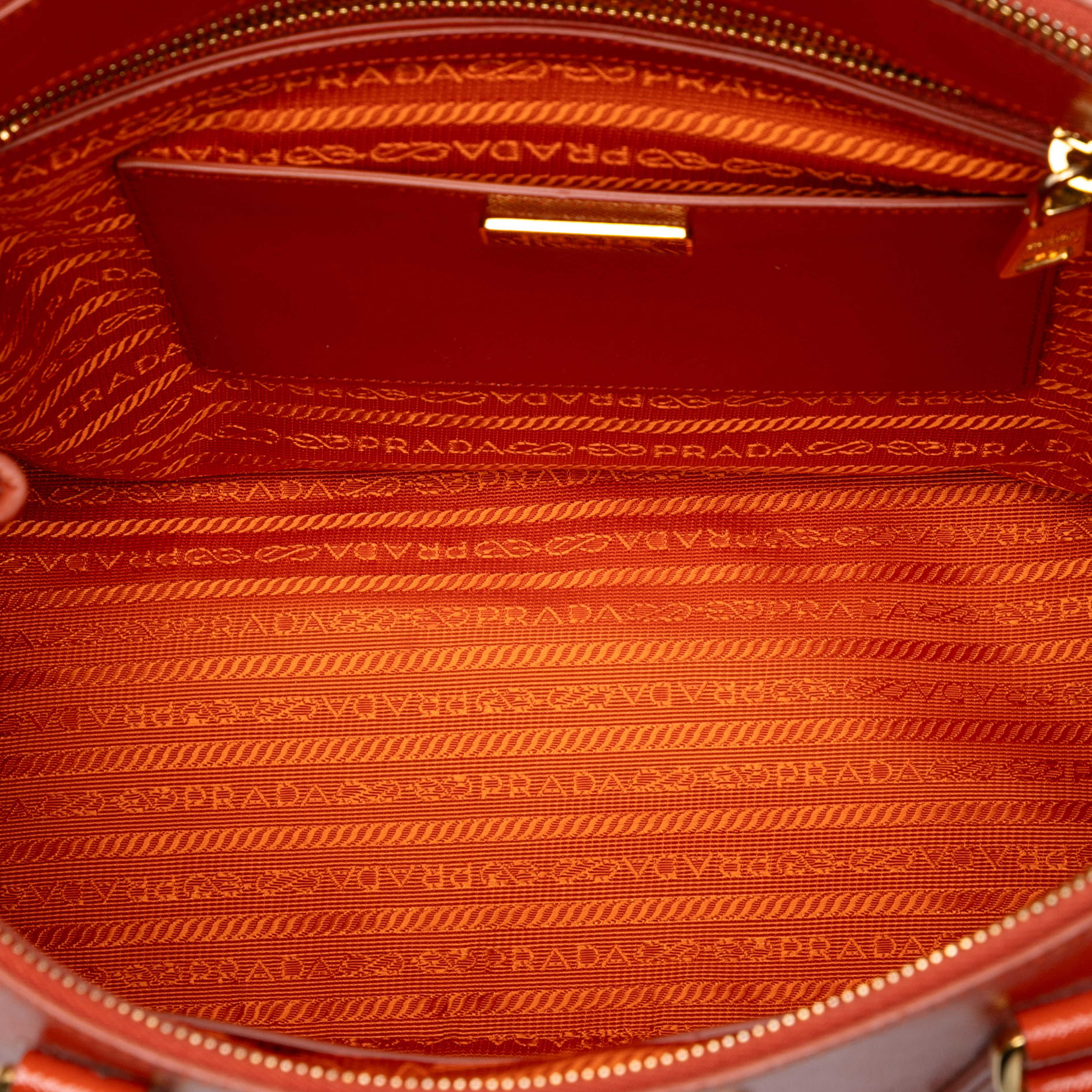 Prada Medium Saffiano Vernice Galleria Double Zip Satchel, från Luxclusif, i färgen dark orange. Klicka för att öppna bilden i stort format