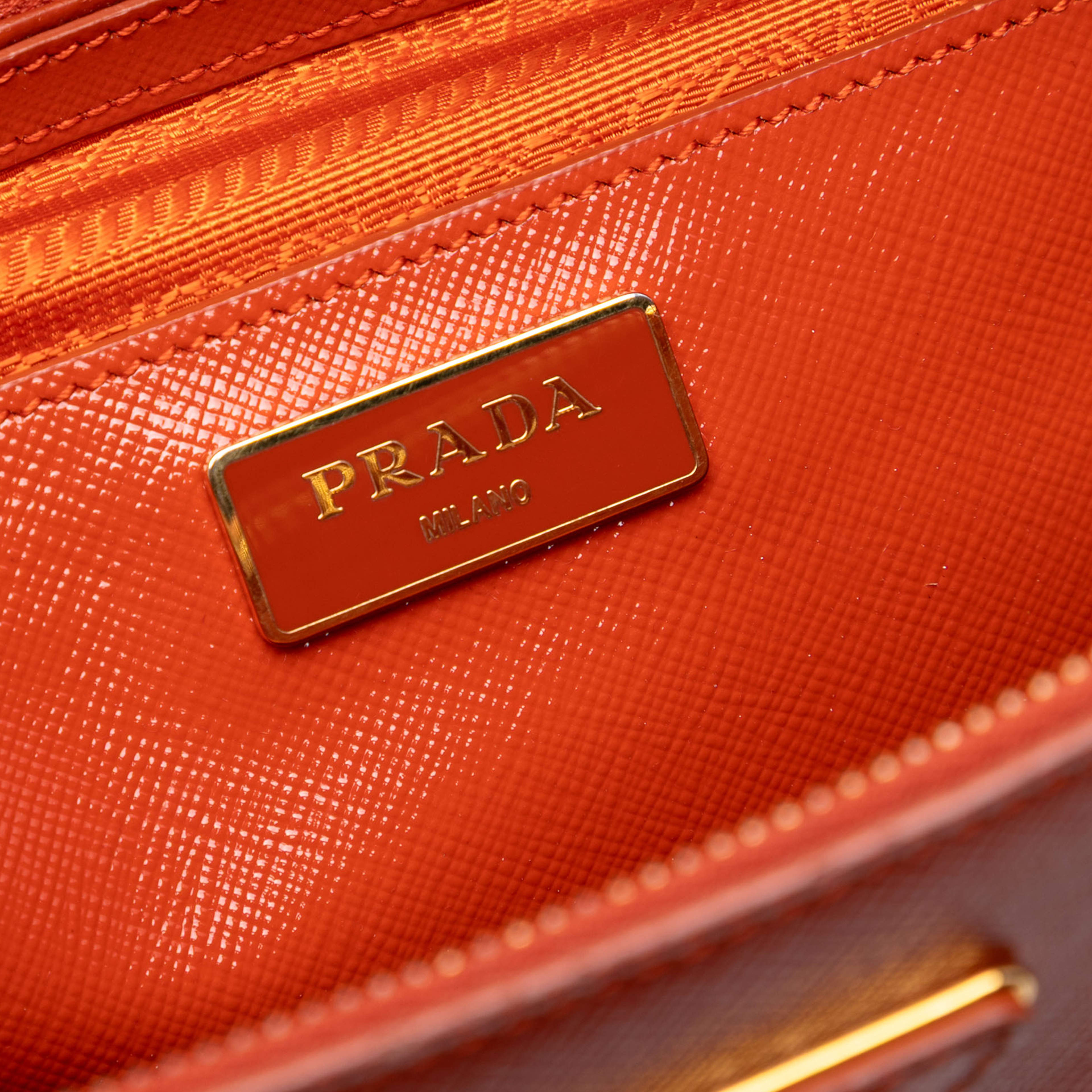 Prada Medium Saffiano Vernice Galleria Double Zip Satchel, från Luxclusif, i färgen dark orange. Klicka för att öppna bilden i stort format