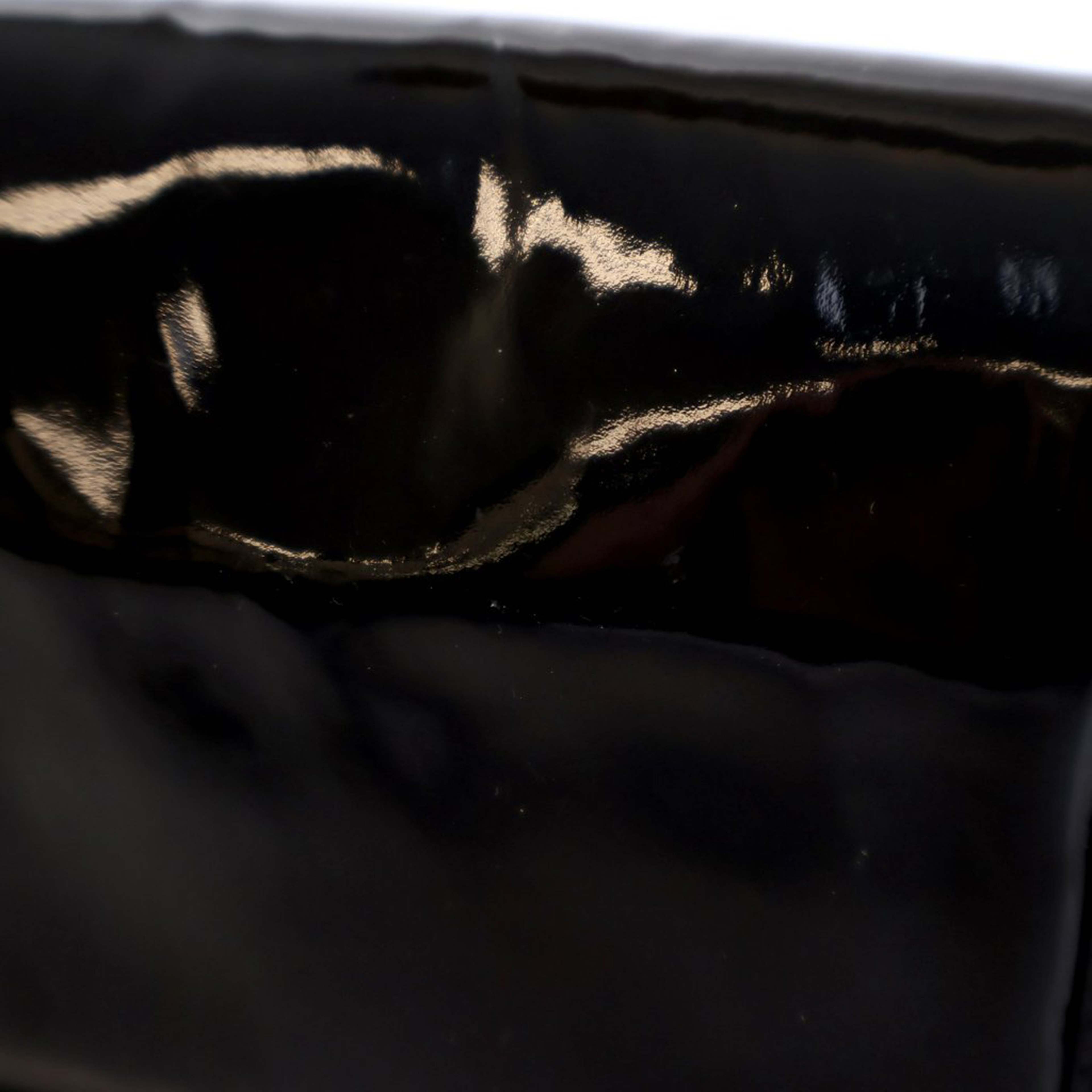 Chanel Medium Patent Boy Reverso Flap, från Luxclusif, i färgen black. Klicka för att öppna bilden i stort format