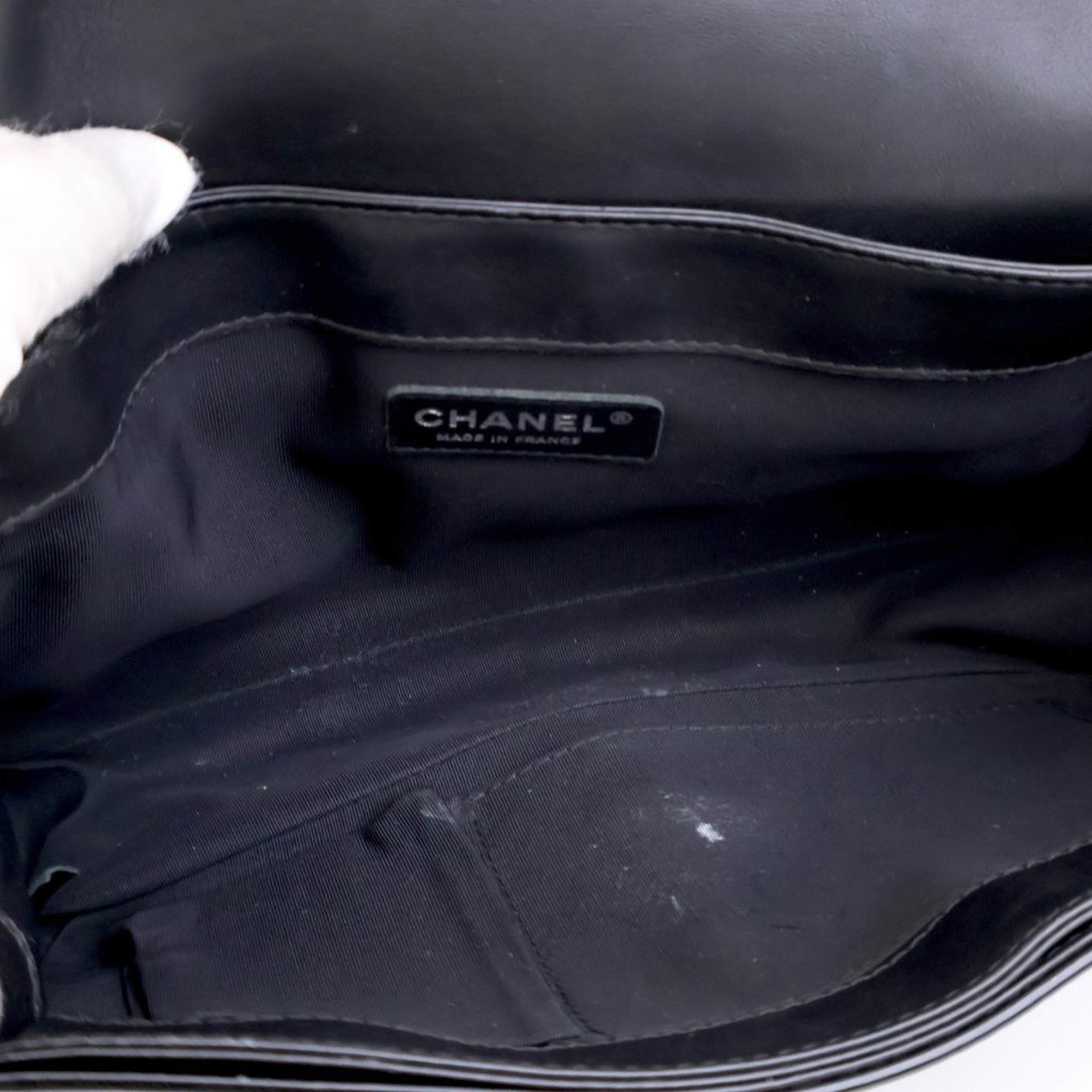 Chanel Medium Patent Boy Reverso Flap, från Luxclusif, i färgen black. Klicka för att öppna bilden i stort format