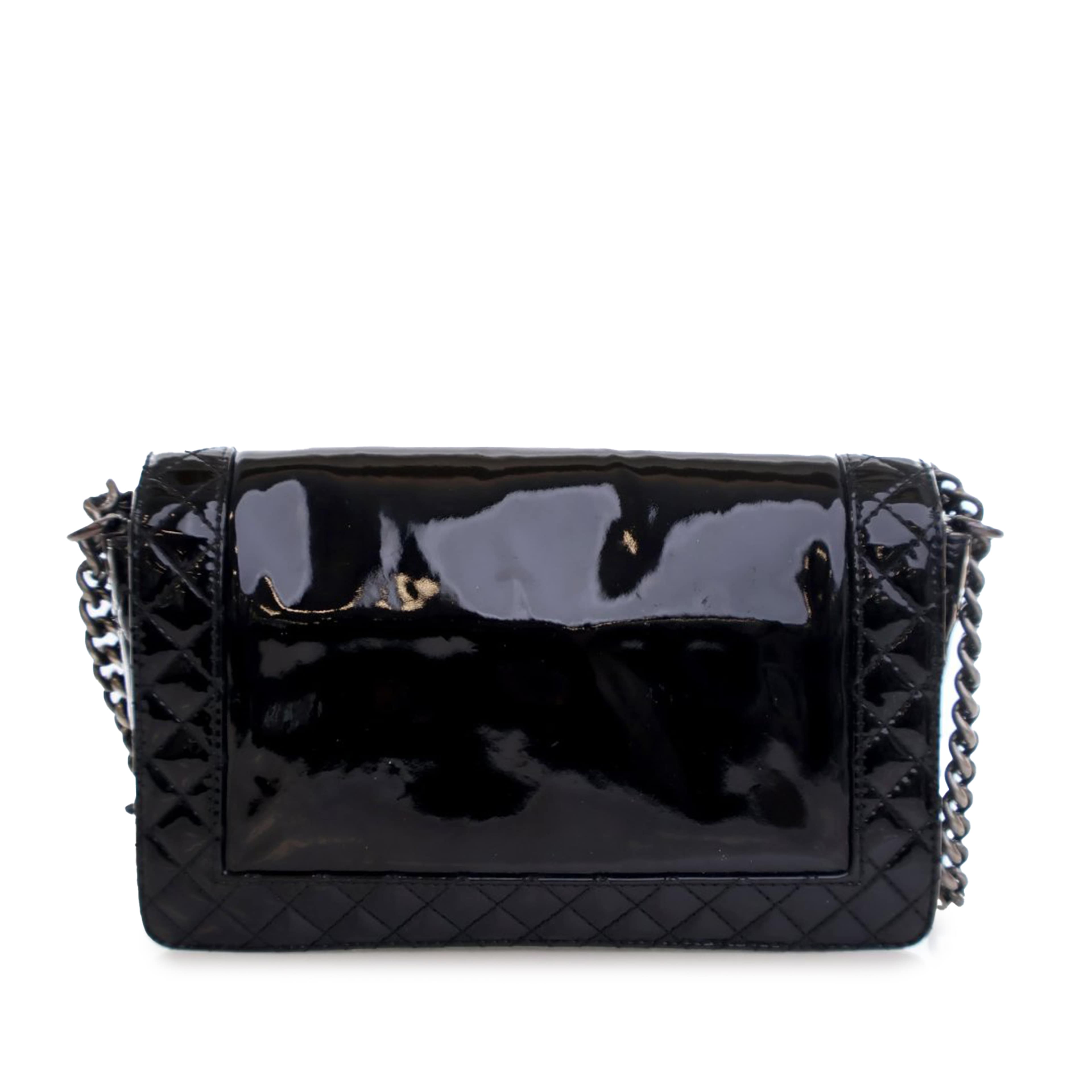 Chanel Medium Patent Boy Reverso Flap, från Luxclusif, i färgen black. Klicka för att öppna bilden i stort format