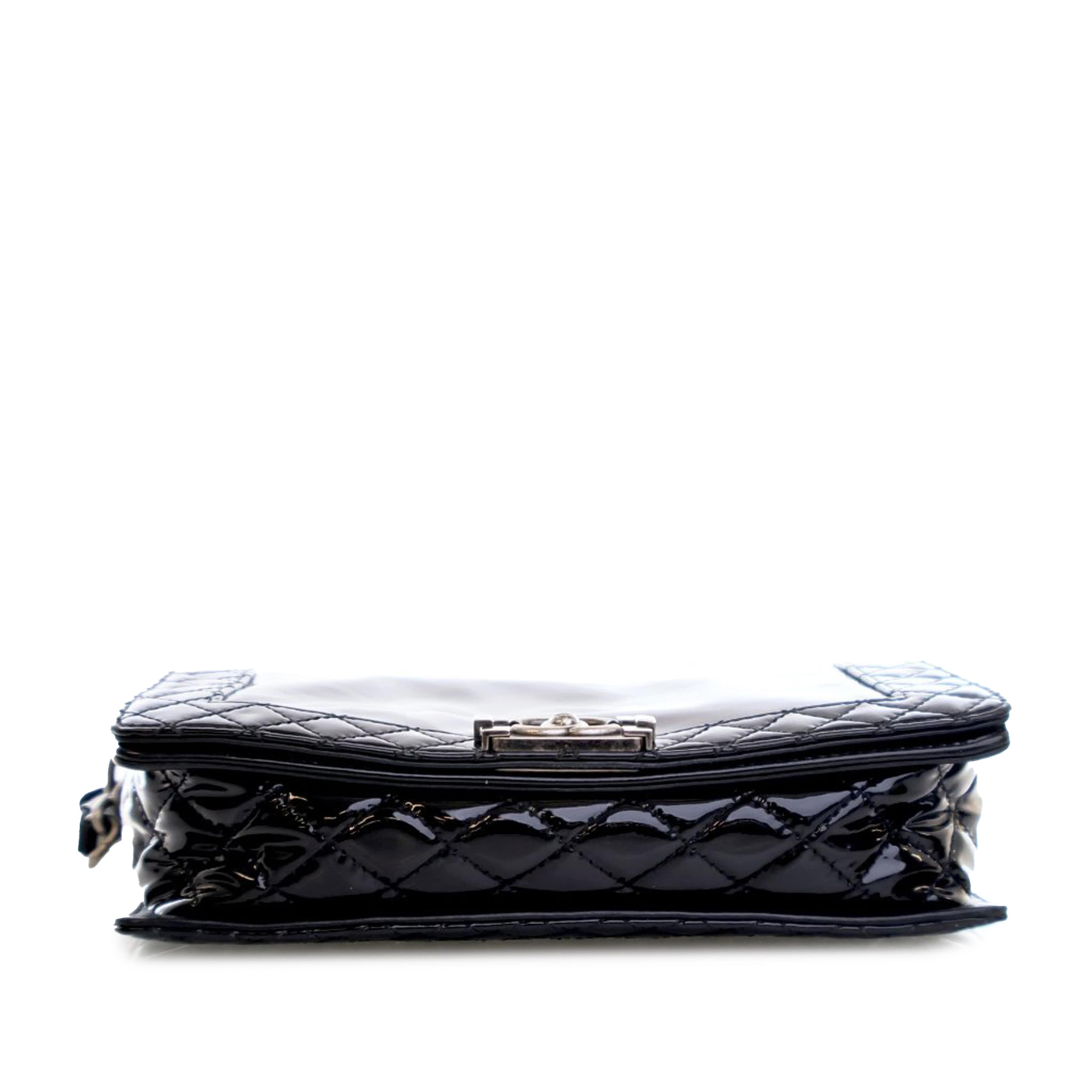 Chanel Medium Patent Boy Reverso Flap, från Luxclusif, i färgen black. Klicka för att öppna bilden i stort format