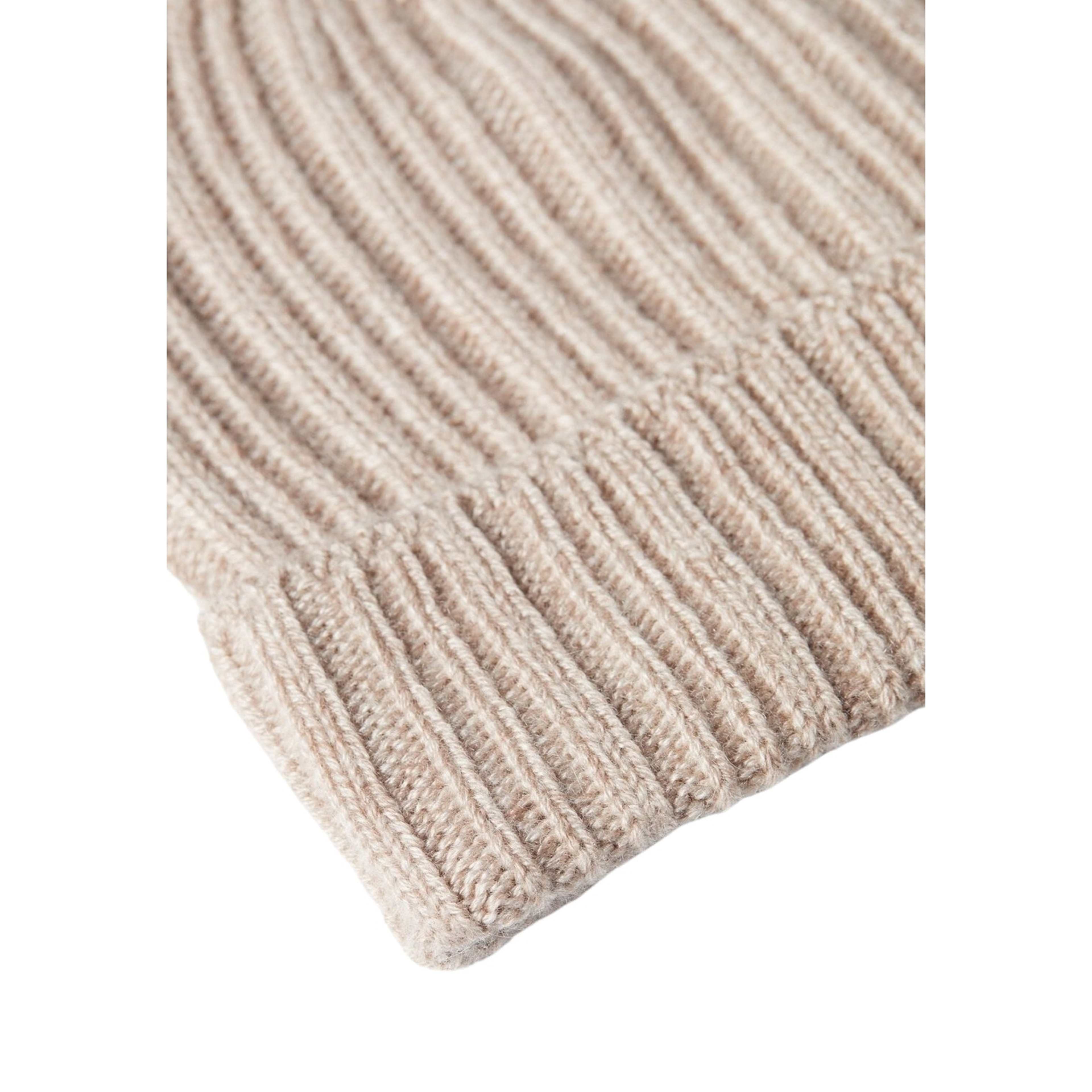 Cashmere Beanie, från John Henric, i färgen beige. Klicka för att öppna bilden i stort format