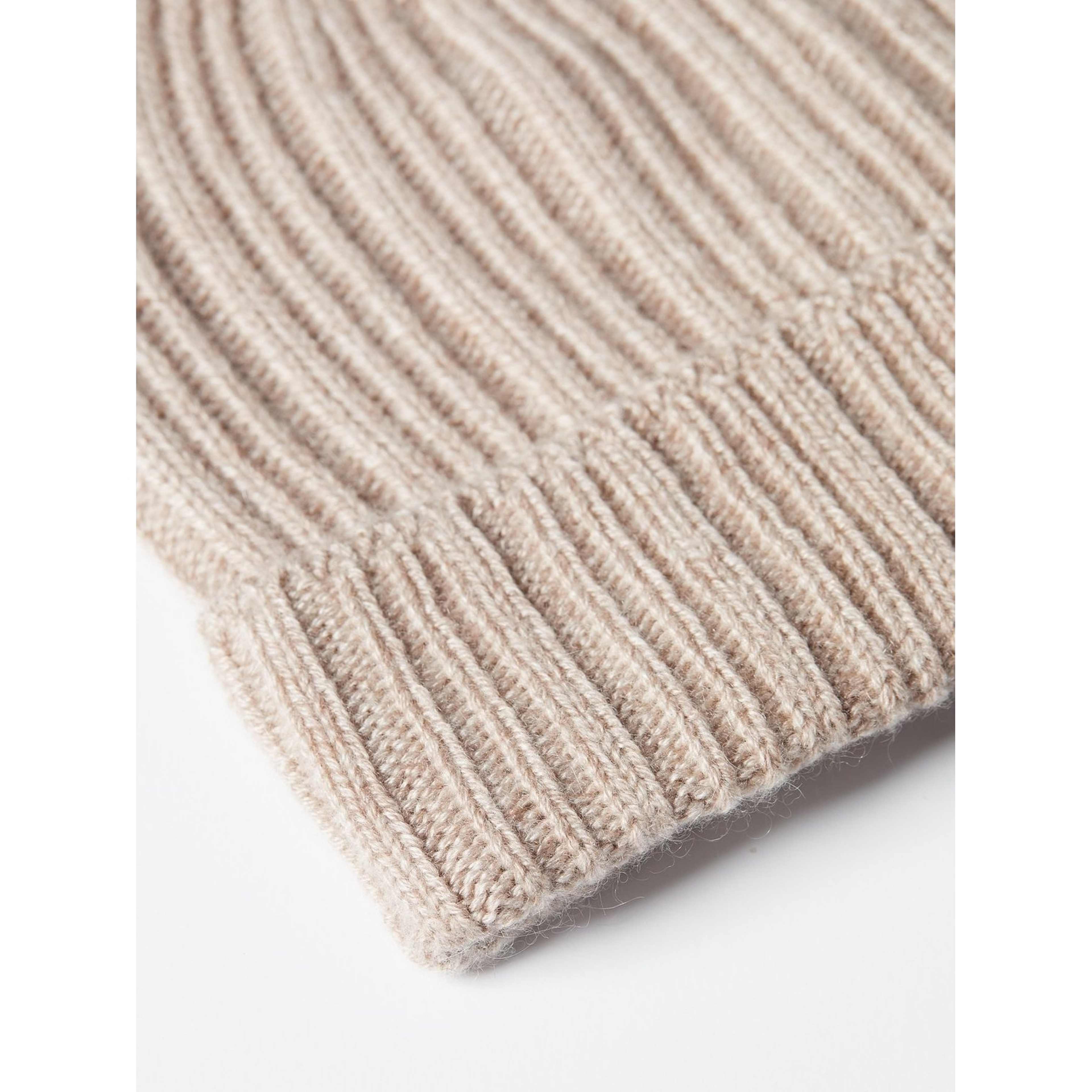Cashmere Beanie, från John Henric, i färgen beige. Klicka för att öppna bilden i stort format