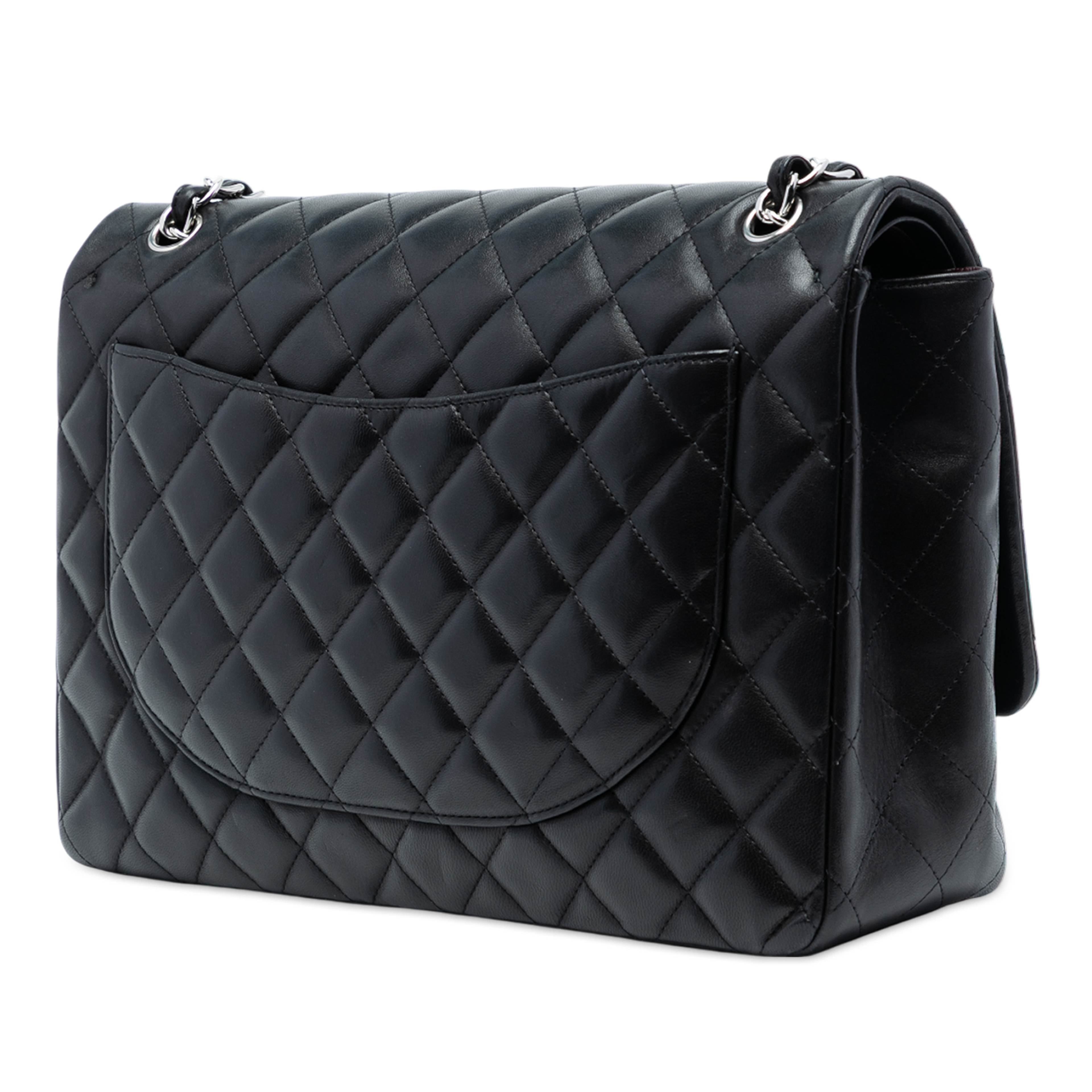 Chanel Maxi Classic Lambskin Double Flap, från Luxclusif, i färgen black. Klicka för att öppna bilden i stort format