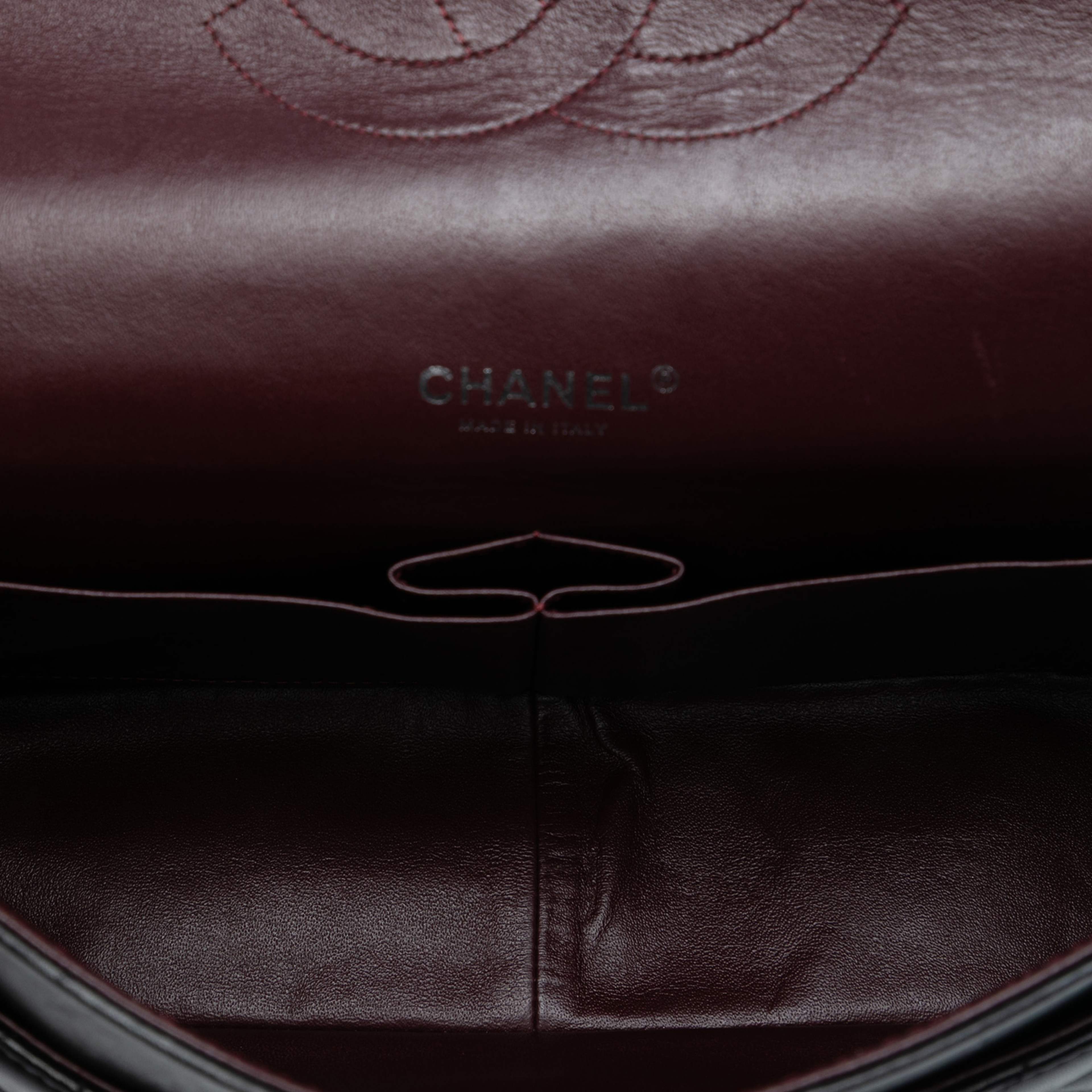 Chanel Maxi Classic Lambskin Double Flap, från Luxclusif, i färgen black. Klicka för att öppna bilden i stort format