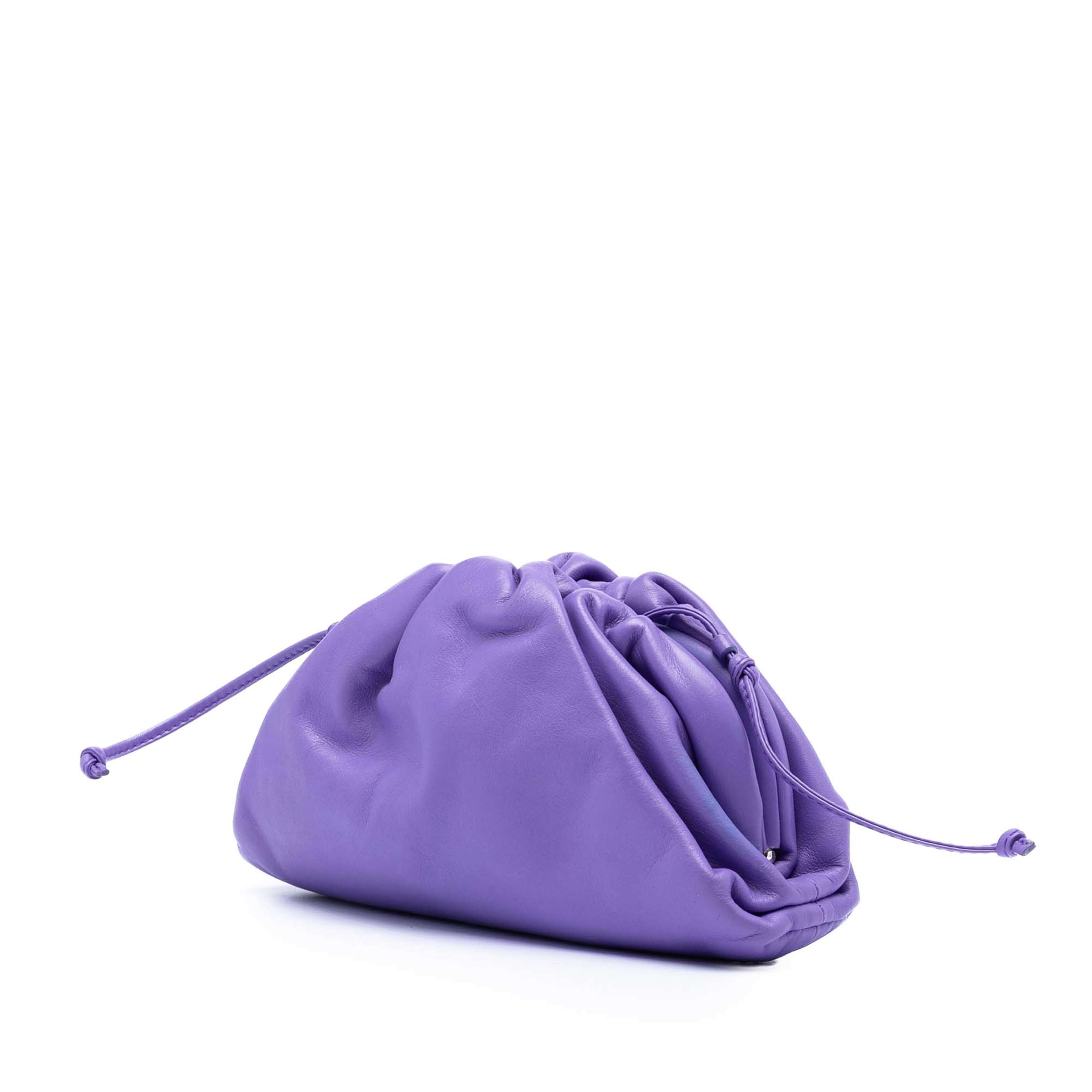 Bottega Veneta Lambskin The Mini Pouch Crossbody, från Luxclusif, i färgen purple. Klicka för att öppna bilden i stort format
