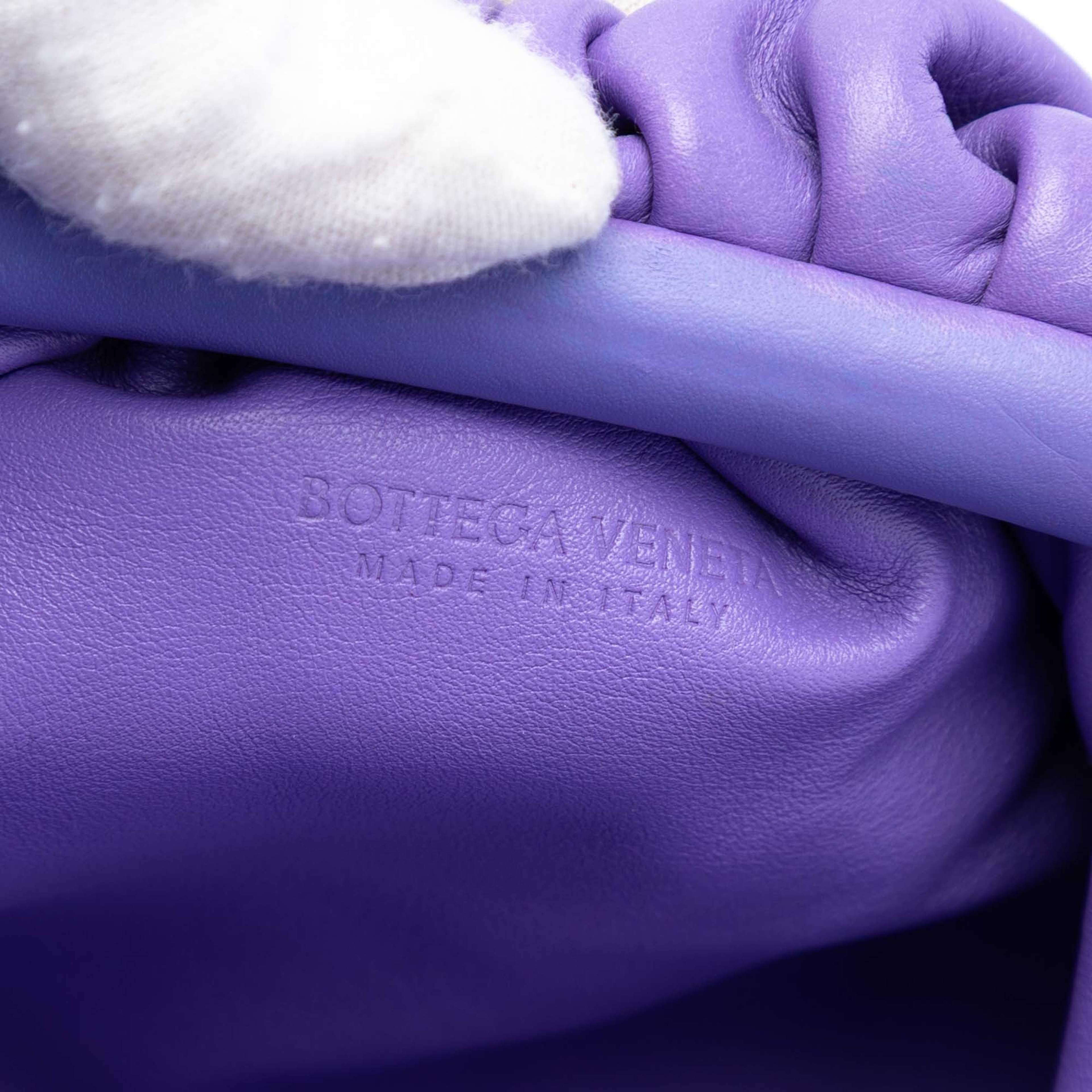 Bottega Veneta Lambskin The Mini Pouch Crossbody, från Luxclusif, i färgen purple. Klicka för att öppna bilden i stort format