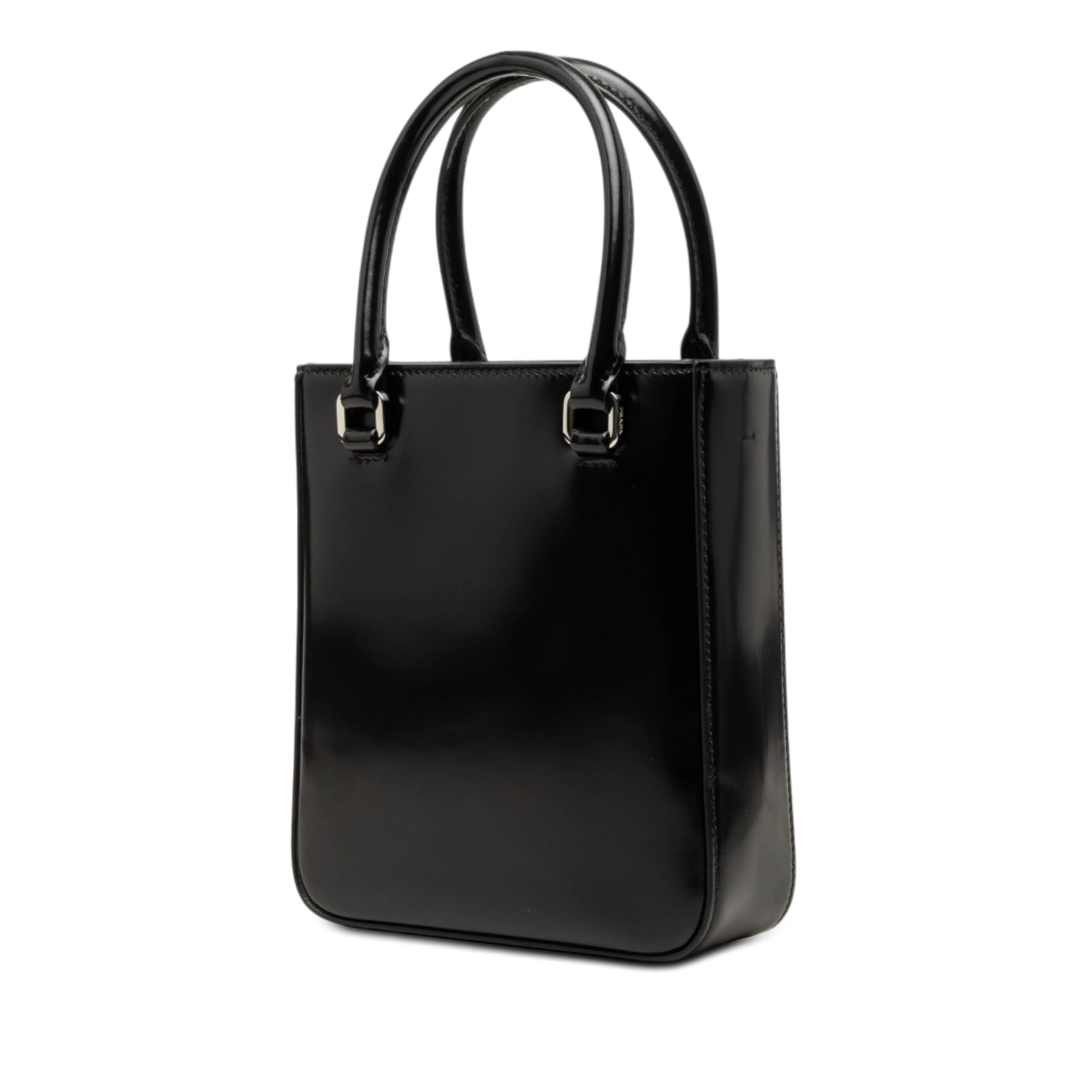 Prada Small Spazzolato Leather Satchel, från Luxclusif, i färgen svart. Klicka för att öppna bilden i stort format