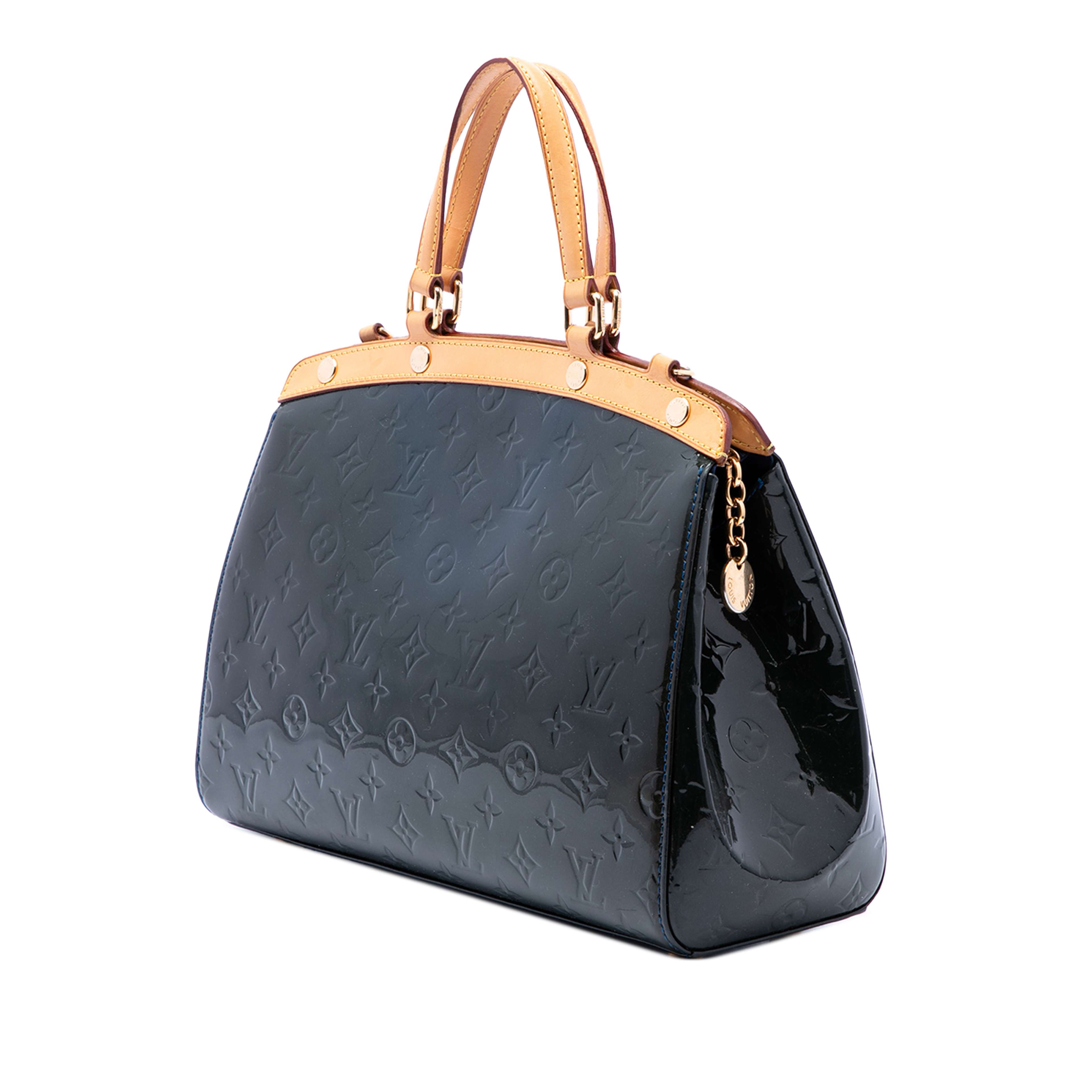 Louis Vuitton Monogram Vernis Brea Mm, från Luxclusif, i färgen blå. Klicka för att öppna bilden i stort format