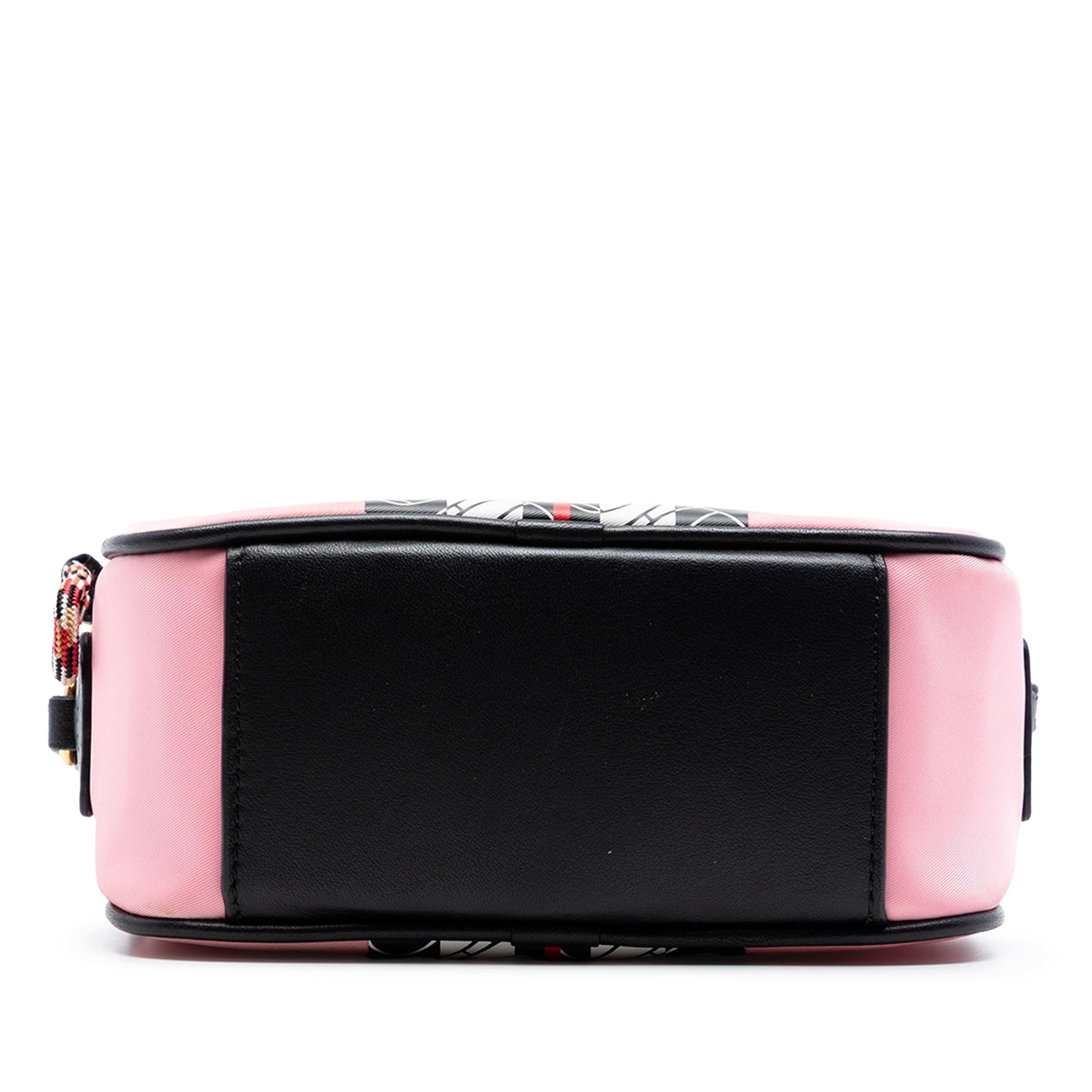 Burberry Tb Monogram Nylon Stripe Kids Camera Bag, från Luxclusif, i färgen pink. Klicka för att öppna bilden i stort format