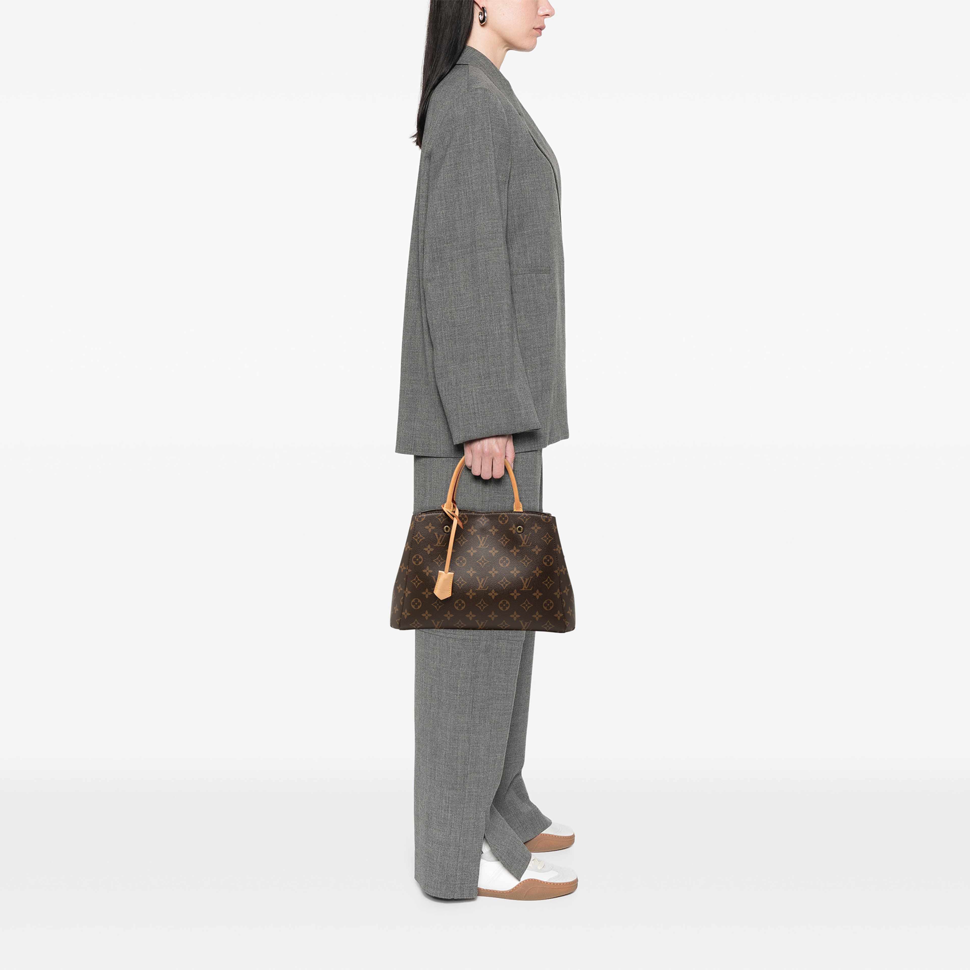 Louis Vuitton Monogram Montaigne Mm, från Luxclusif, i färgen brun. Klicka för att öppna bilden i stort format
