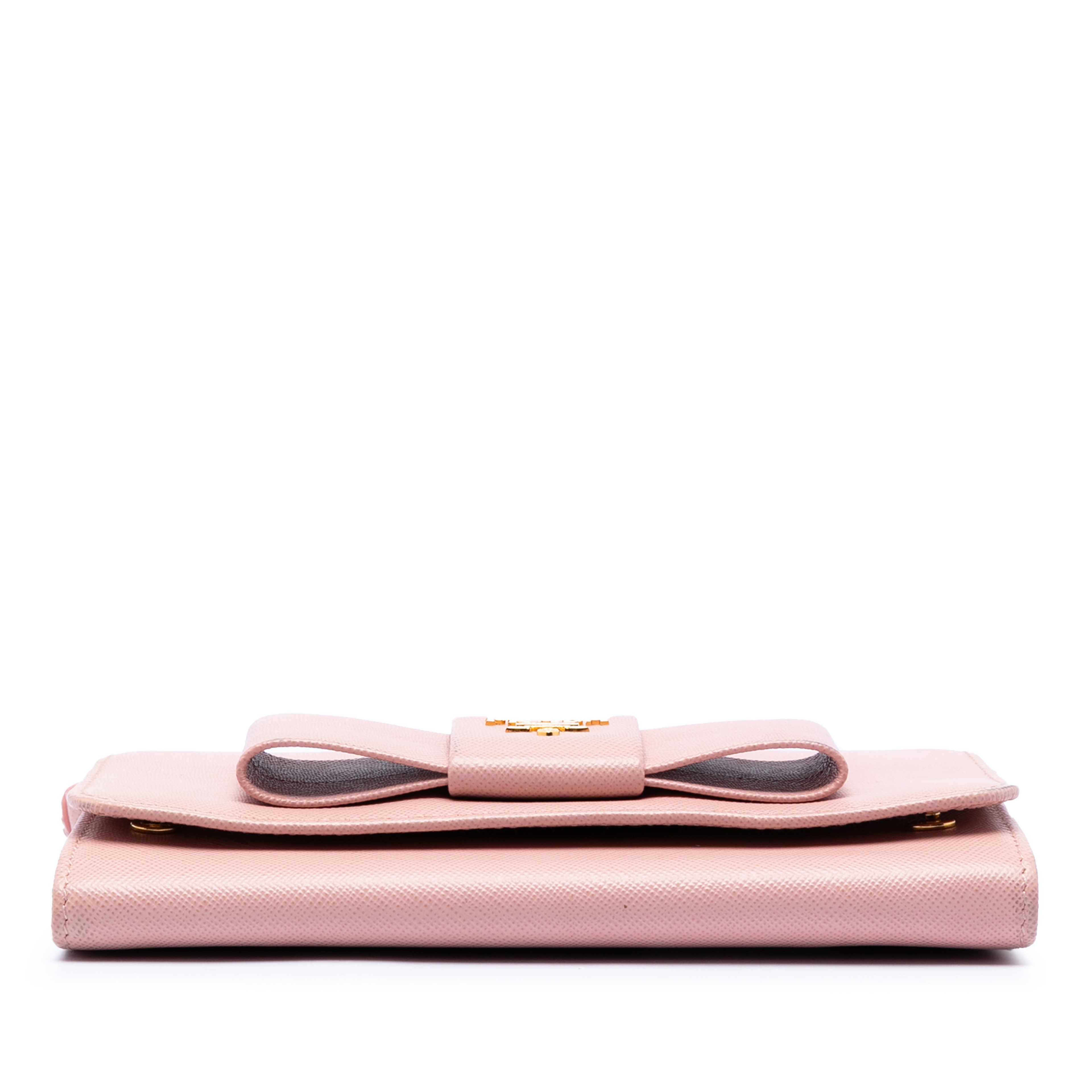 Prada Saffiano Lux Bow Wallet On Strap, från Luxclusif, i färgen light pink. Klicka för att öppna bilden i stort format