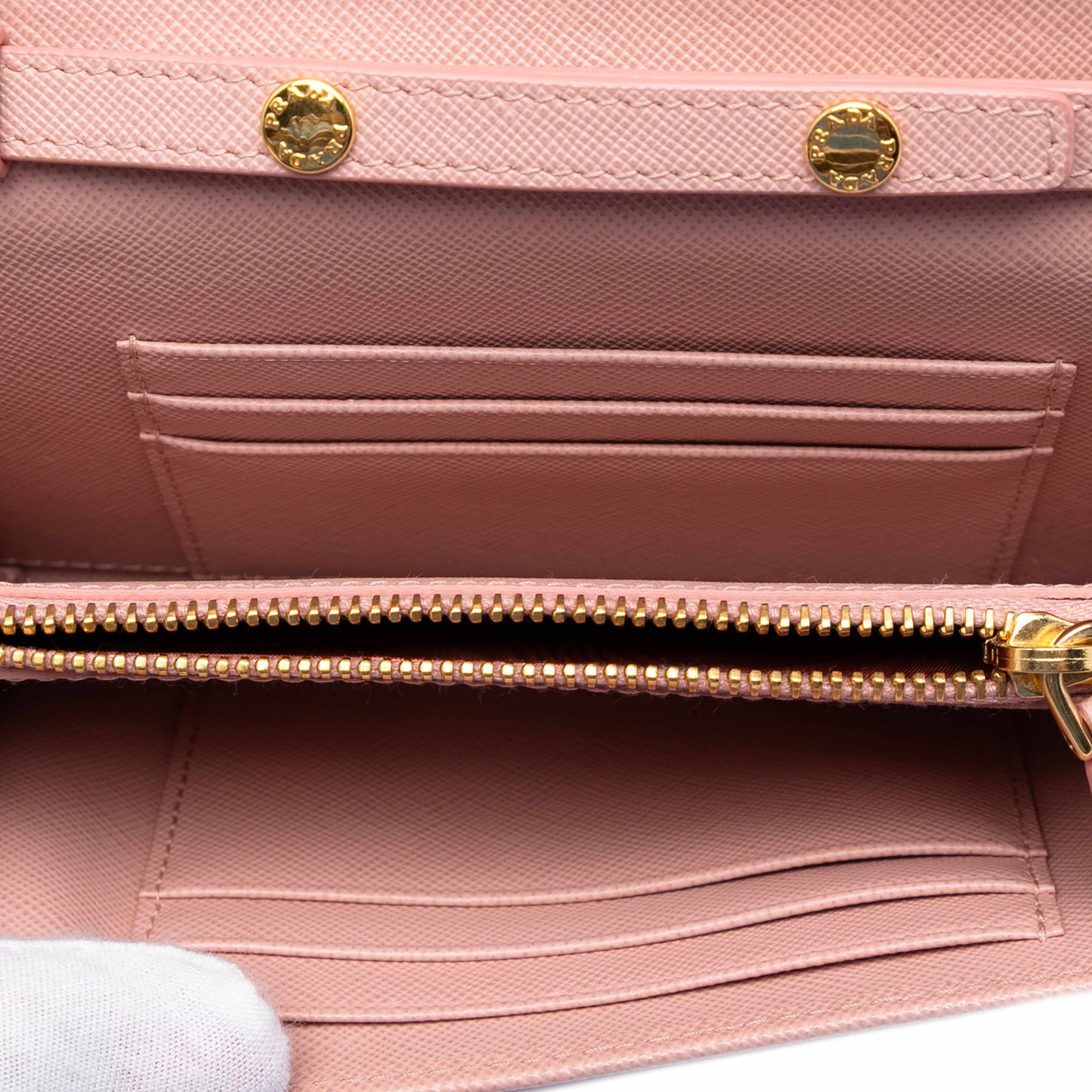 Prada Saffiano Lux Bow Wallet On Strap, från Luxclusif, i färgen light pink. Klicka för att öppna bilden i stort format