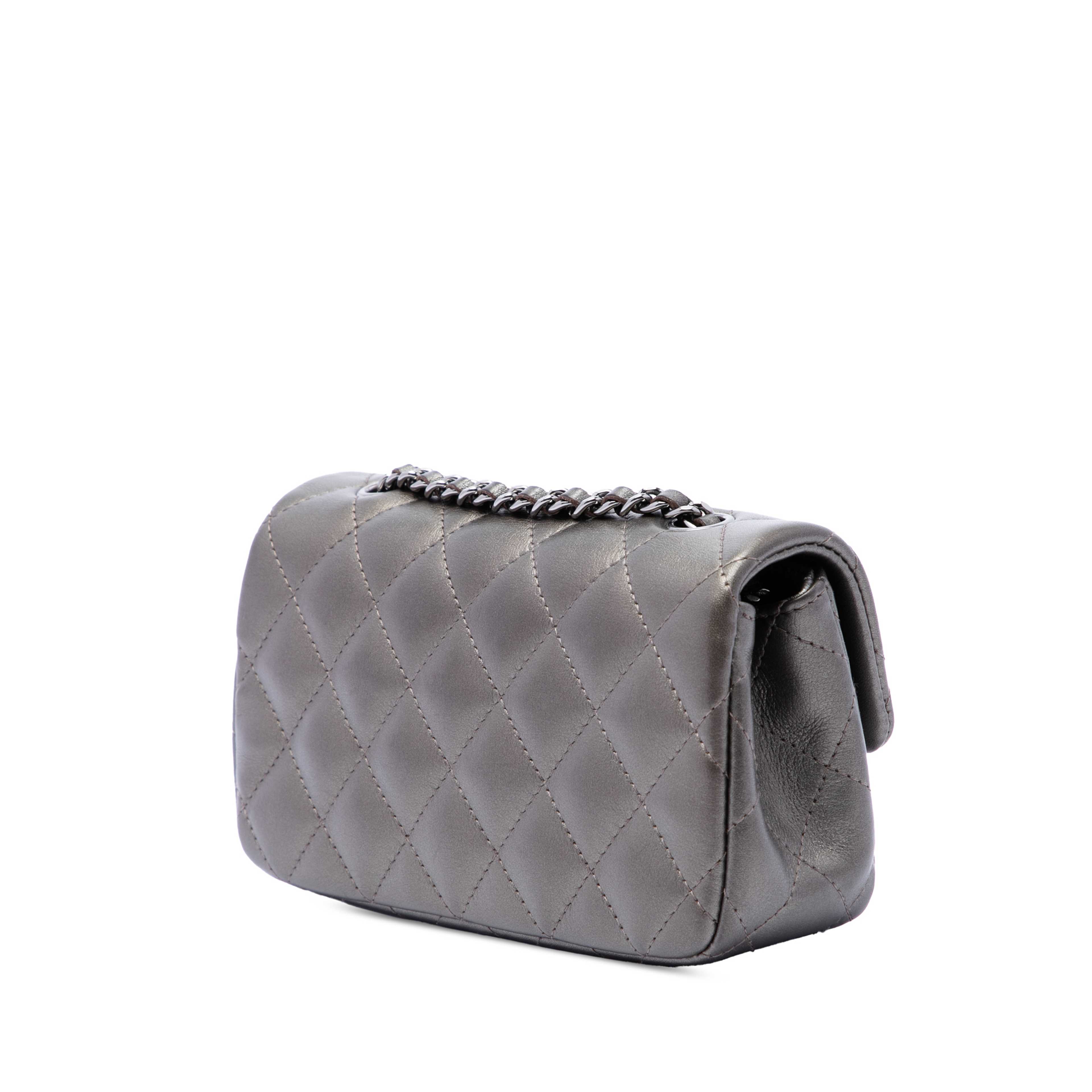 Chanel Extra Mini Rectangular Classic Metallic Lambskin Single Flap, från Luxclusif, i färgen grå. Klicka för att öppna bilden i stort format