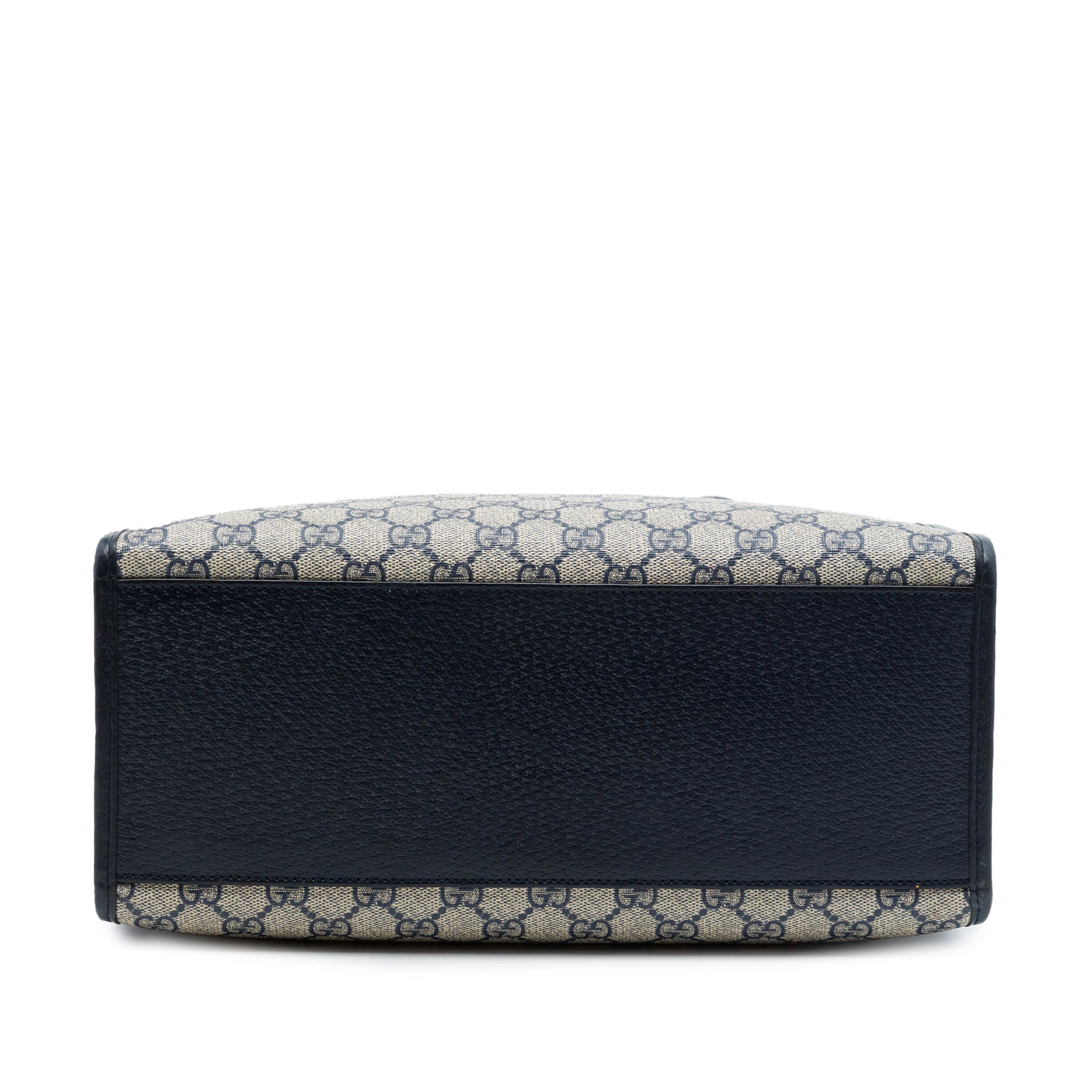 Gucci Small Gg Supreme Interlocking G Tote, från Luxclusif, i färgen blå. Klicka för att öppna bilden i stort format
