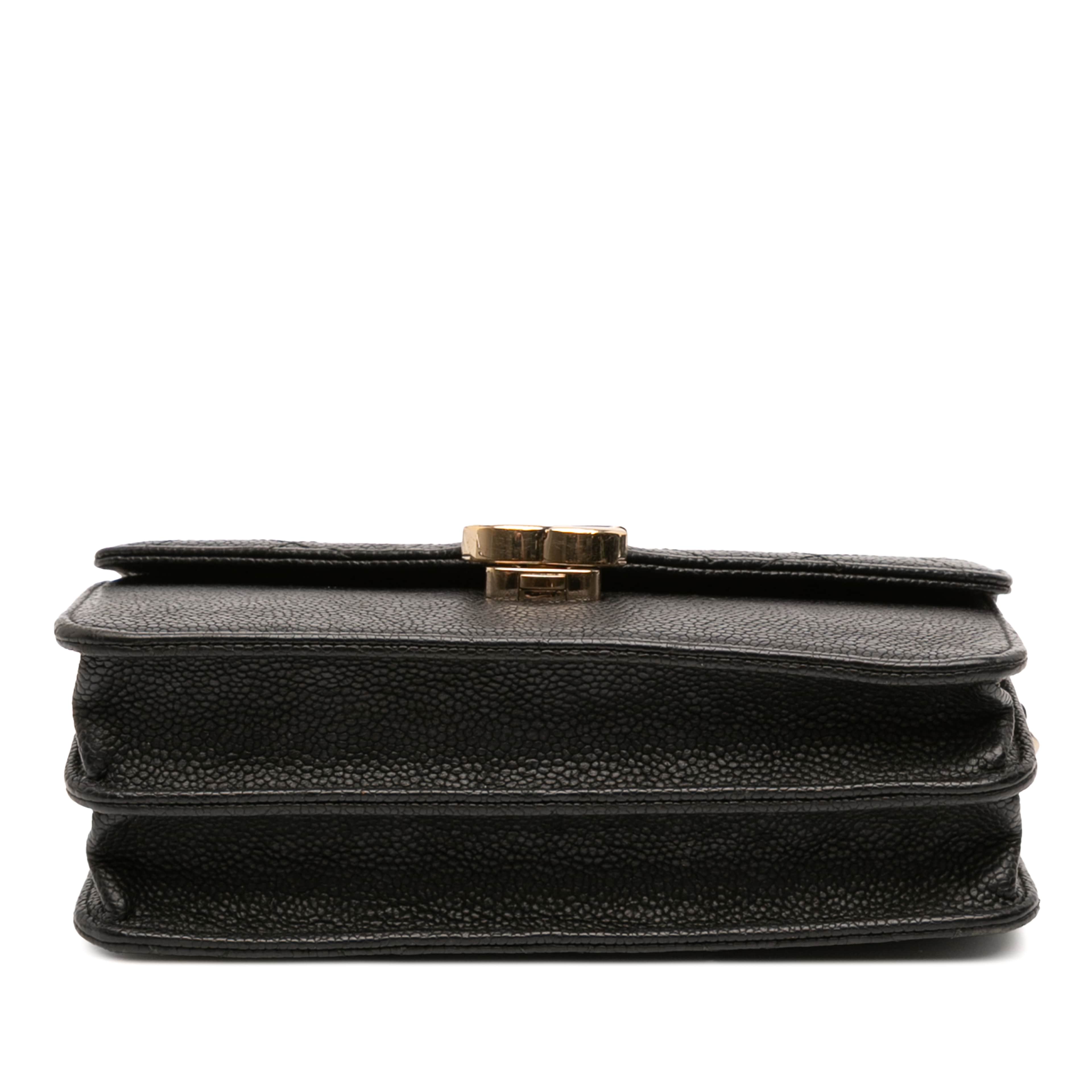 Chanel Paris-cuba Square Quilted Caviar Thread Around Wallet On Chain, från Luxclusif, i färgen black. Klicka för att öppna bilden i stort format