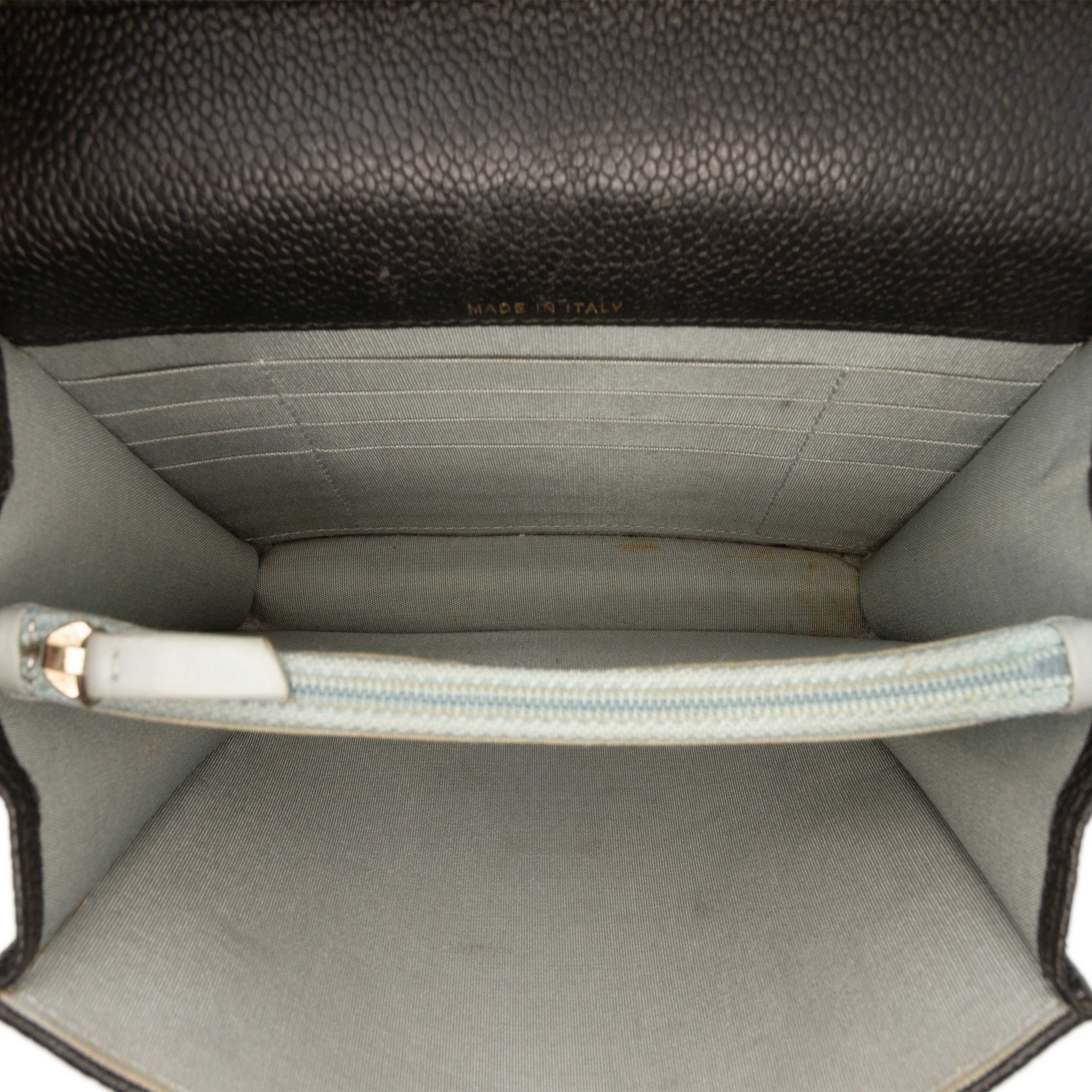 Chanel Paris-cuba Square Quilted Caviar Thread Around Wallet On Chain, från Luxclusif, i färgen black. Klicka för att öppna bilden i stort format