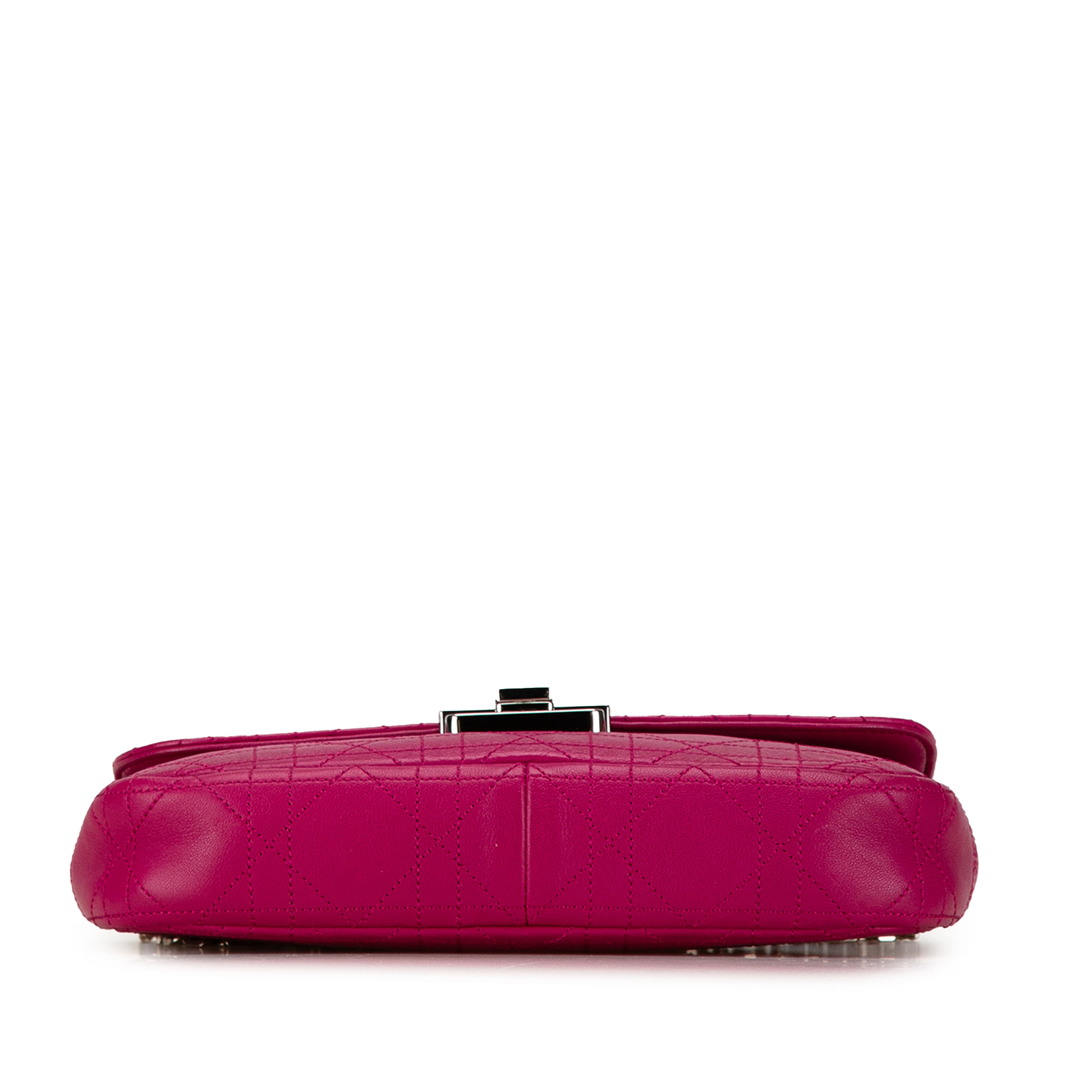 Dior Calfskin Cannage Diorling Wallet On Chain, från Luxclusif, i färgen magenta. Klicka för att öppna bilden i stort format