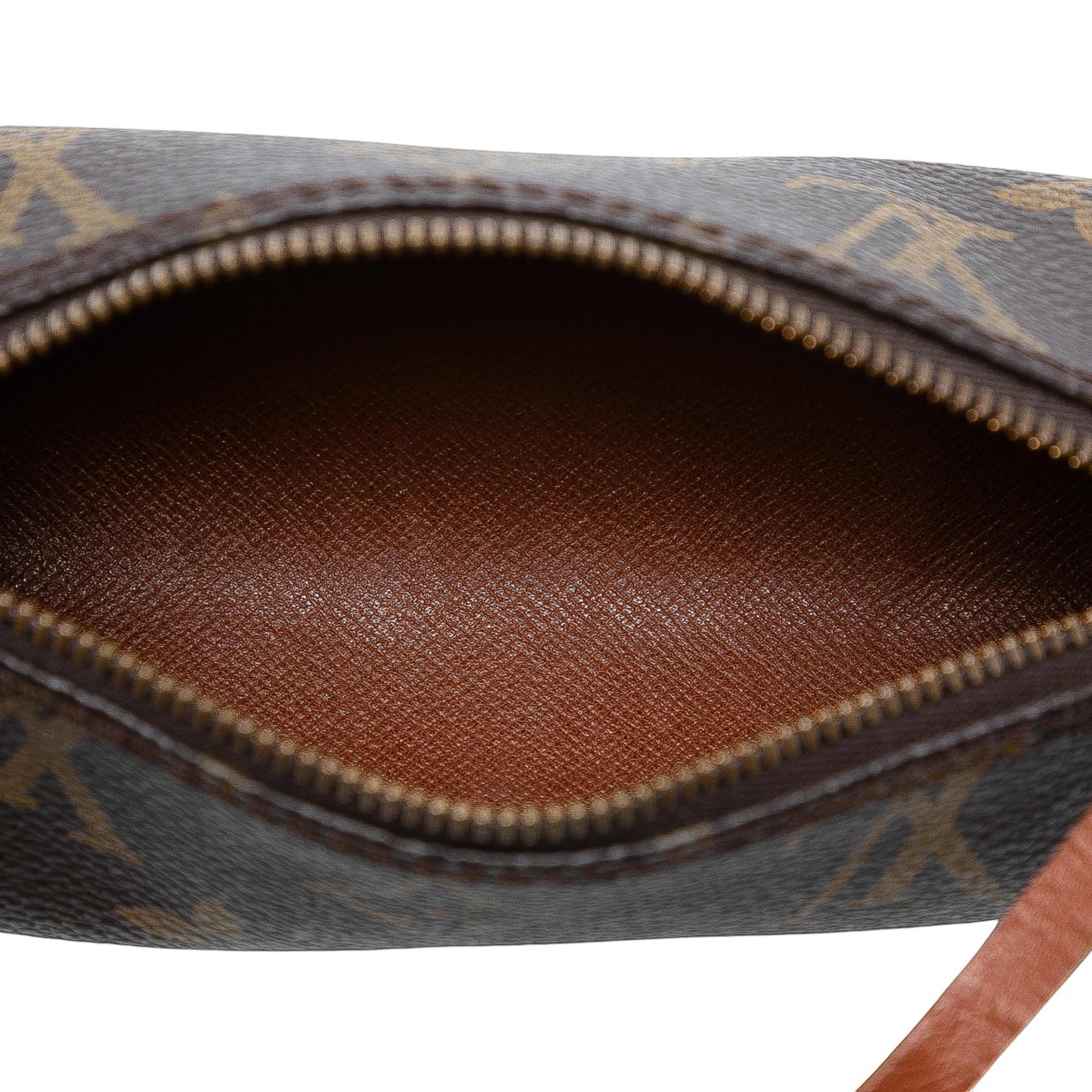 Louis Vuitton Monogram Papillon Pochette, från Luxclusif, i färgen brown. Klicka för att öppna bilden i stort format