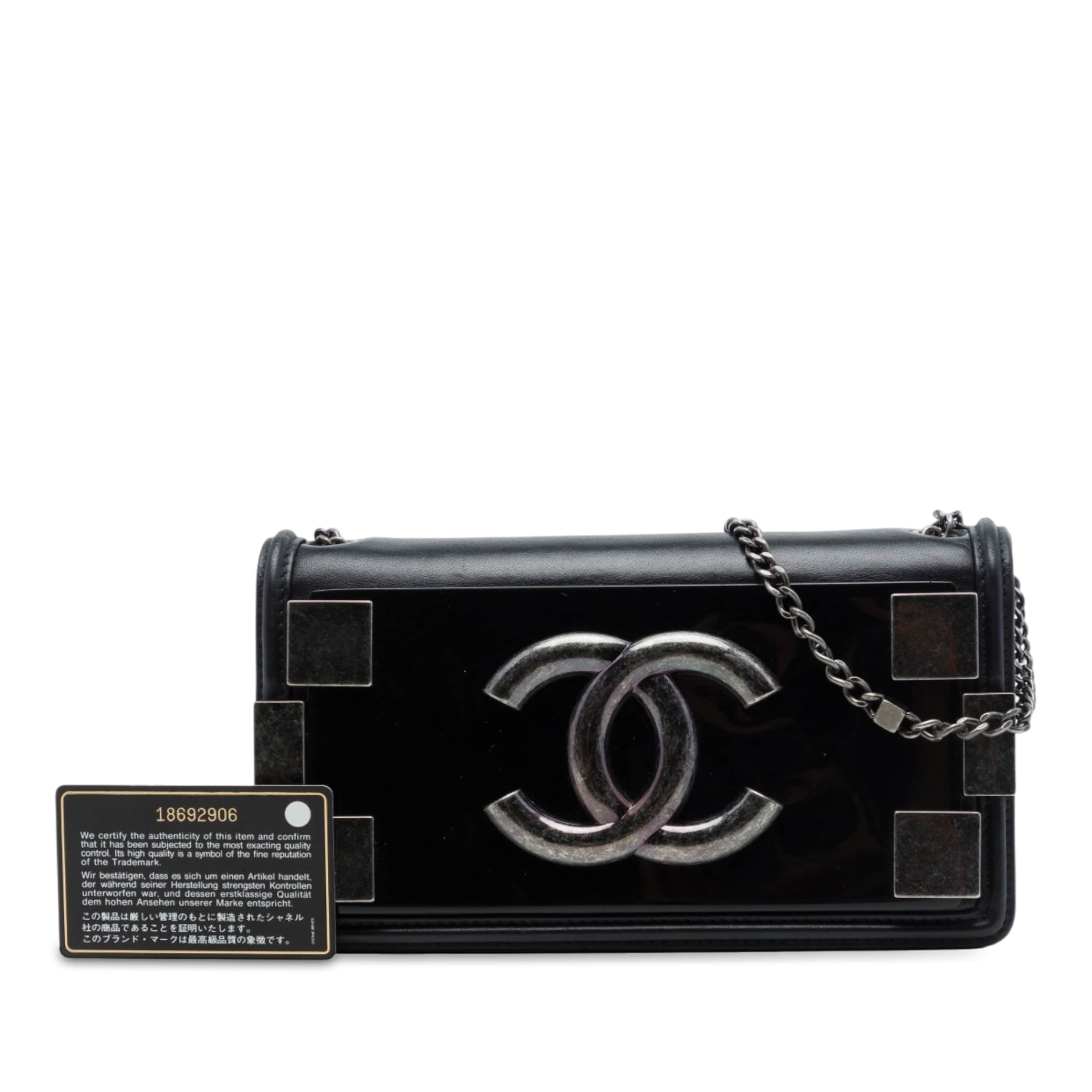 Chanel Lambskin And Acrylic Boy Brick Horizontal Flap, från Luxclusif, i färgen svart. Klicka för att öppna bilden i stort format
