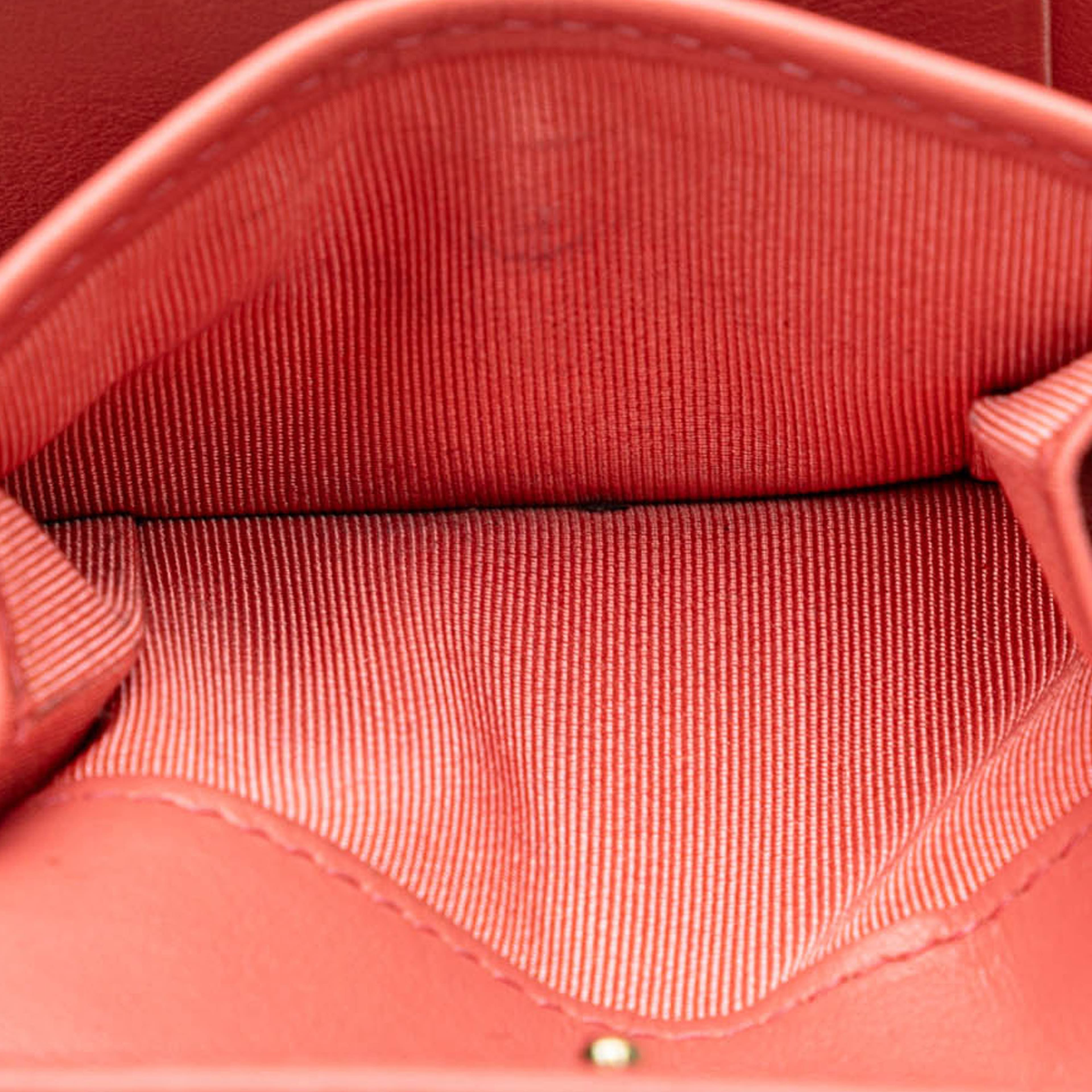 Chanel Cc Quilted Caviar Trifold Wallet, från Luxclusif, i färgen salmon. Klicka för att öppna bilden i stort format