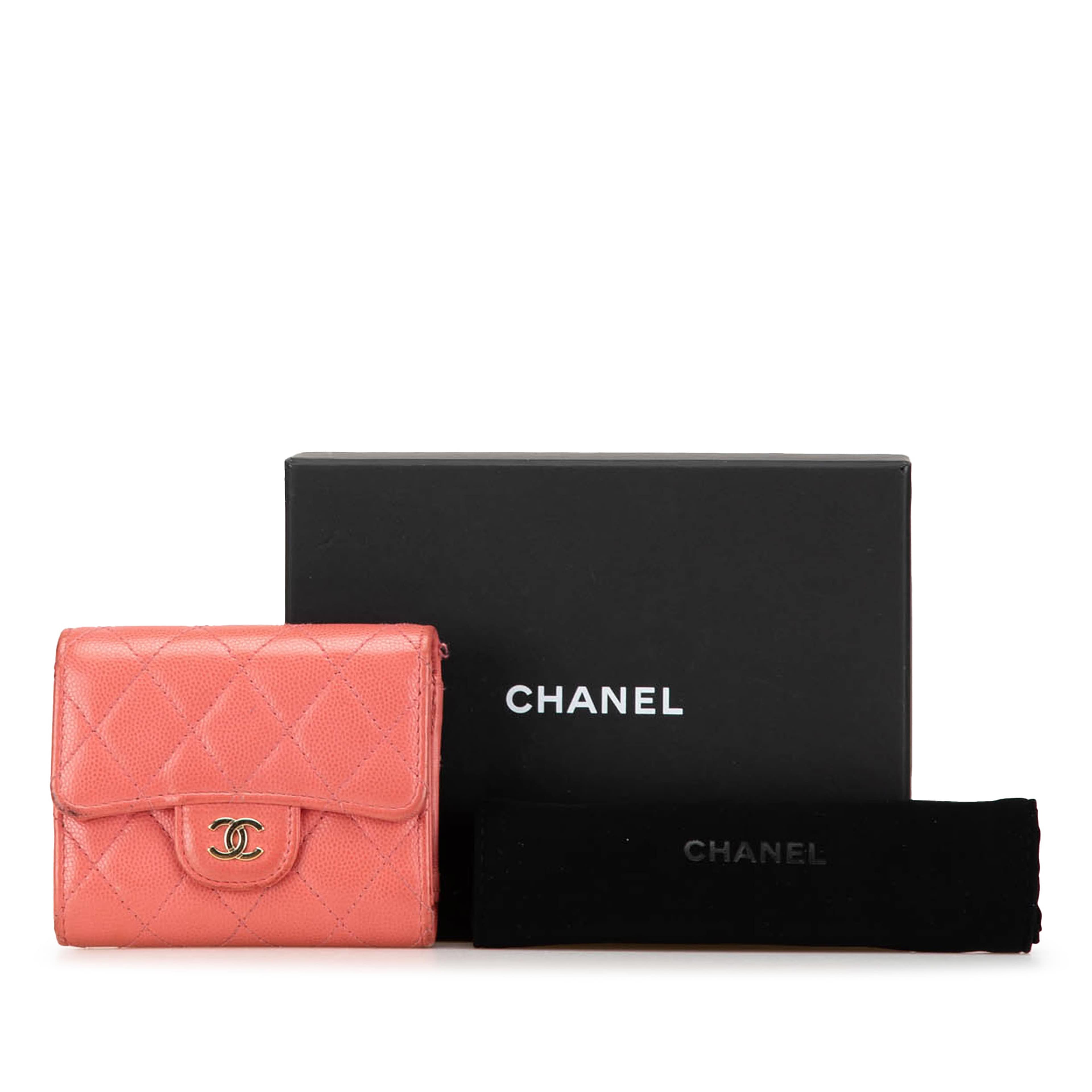 Chanel Cc Quilted Caviar Trifold Wallet, från Luxclusif, i färgen rosa. Klicka för att öppna bilden i stort format