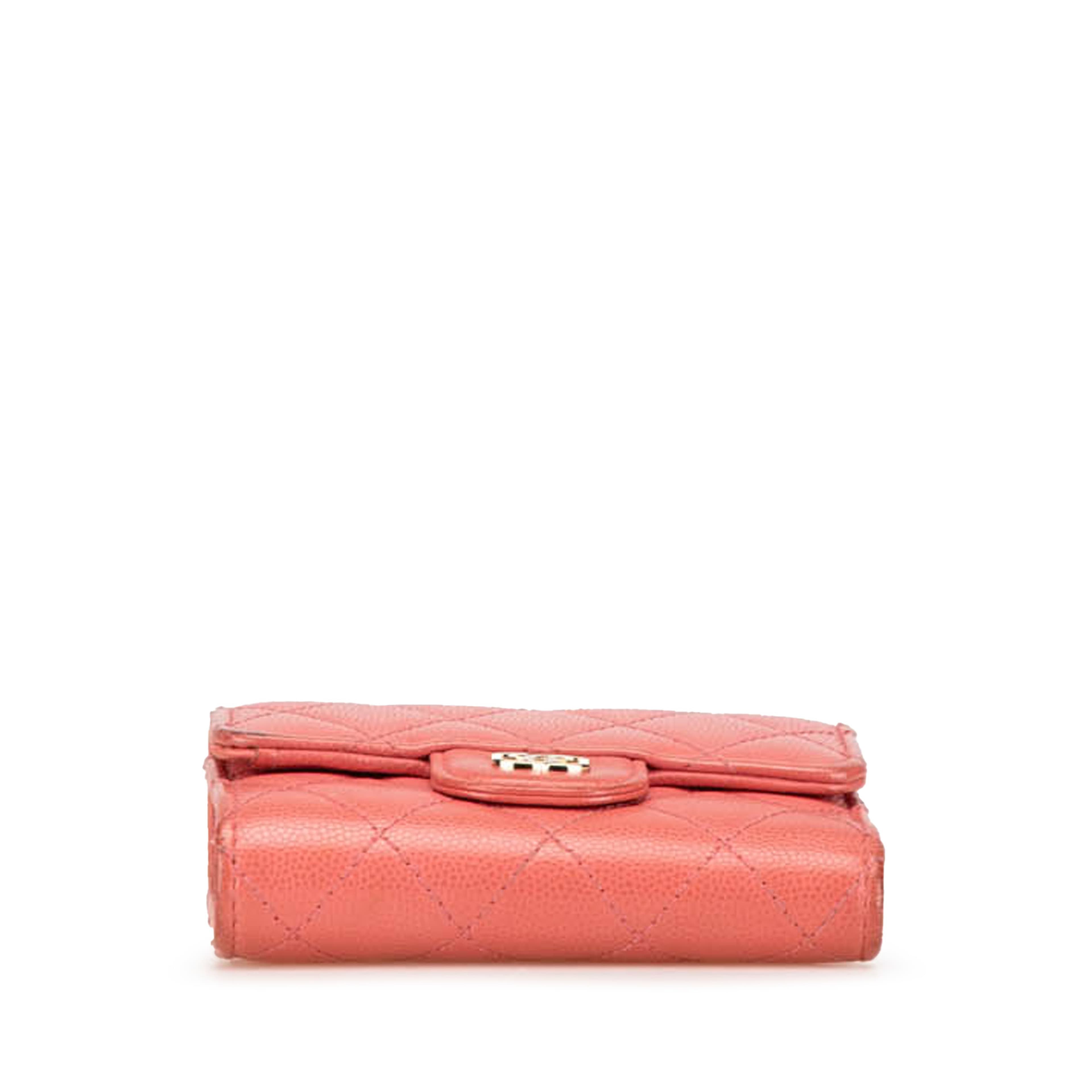 Chanel Cc Quilted Caviar Trifold Wallet, från Luxclusif, i färgen salmon. Klicka för att öppna bilden i stort format