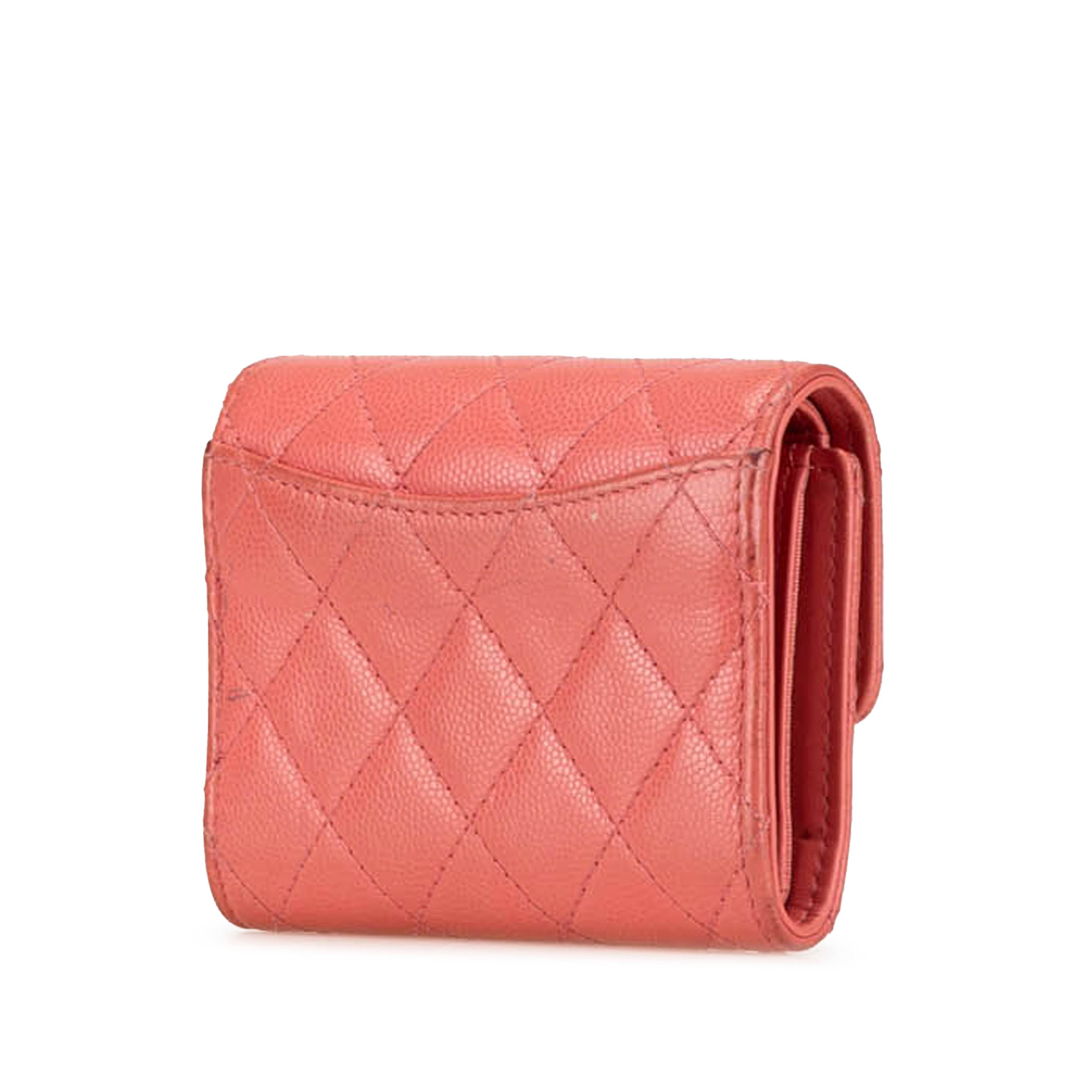 Chanel Cc Quilted Caviar Trifold Wallet, från Luxclusif, i färgen salmon. Klicka för att öppna bilden i stort format