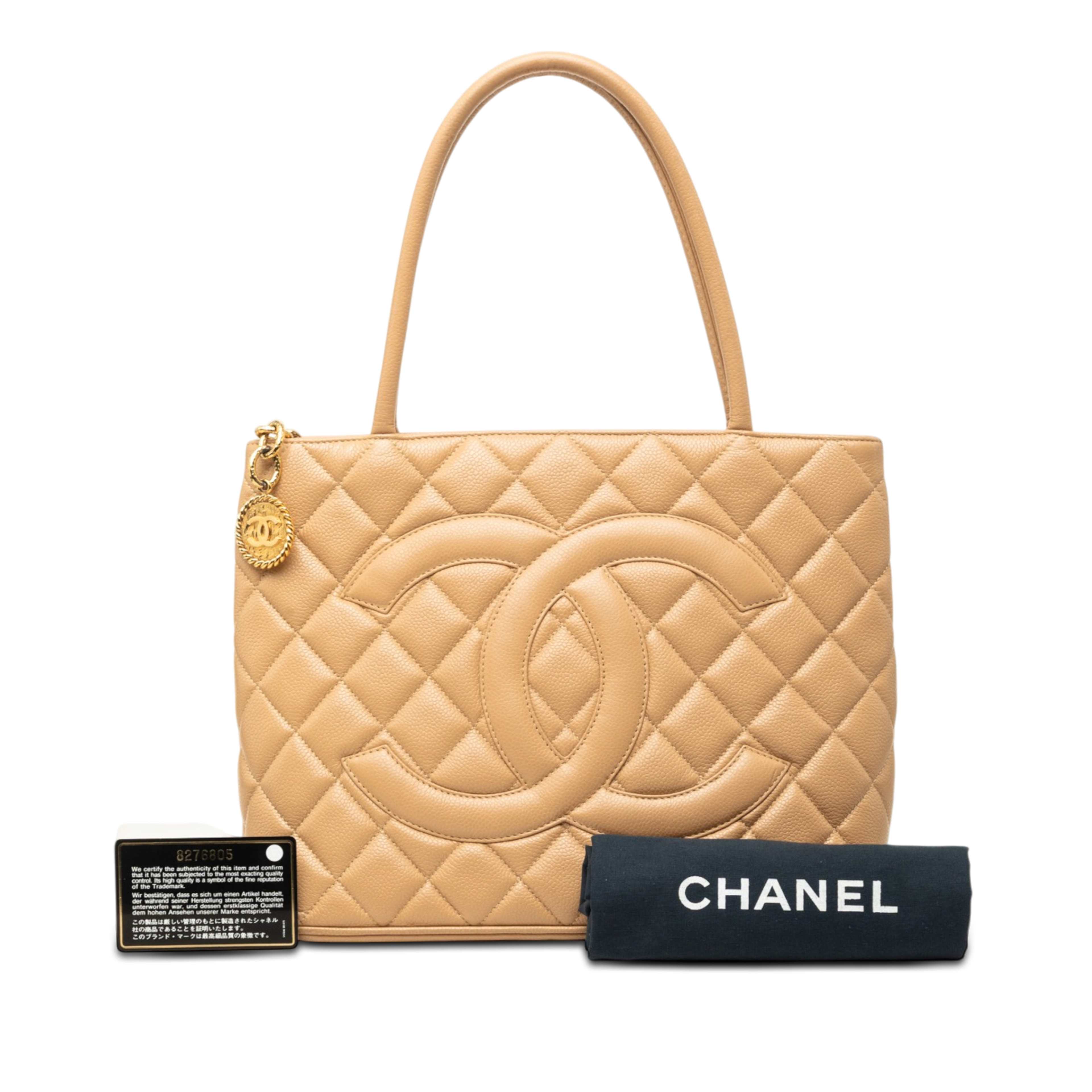 Chanel Caviar Medallion Tote, från Luxclusif, i färgen beige. Klicka för att öppna bilden i stort format