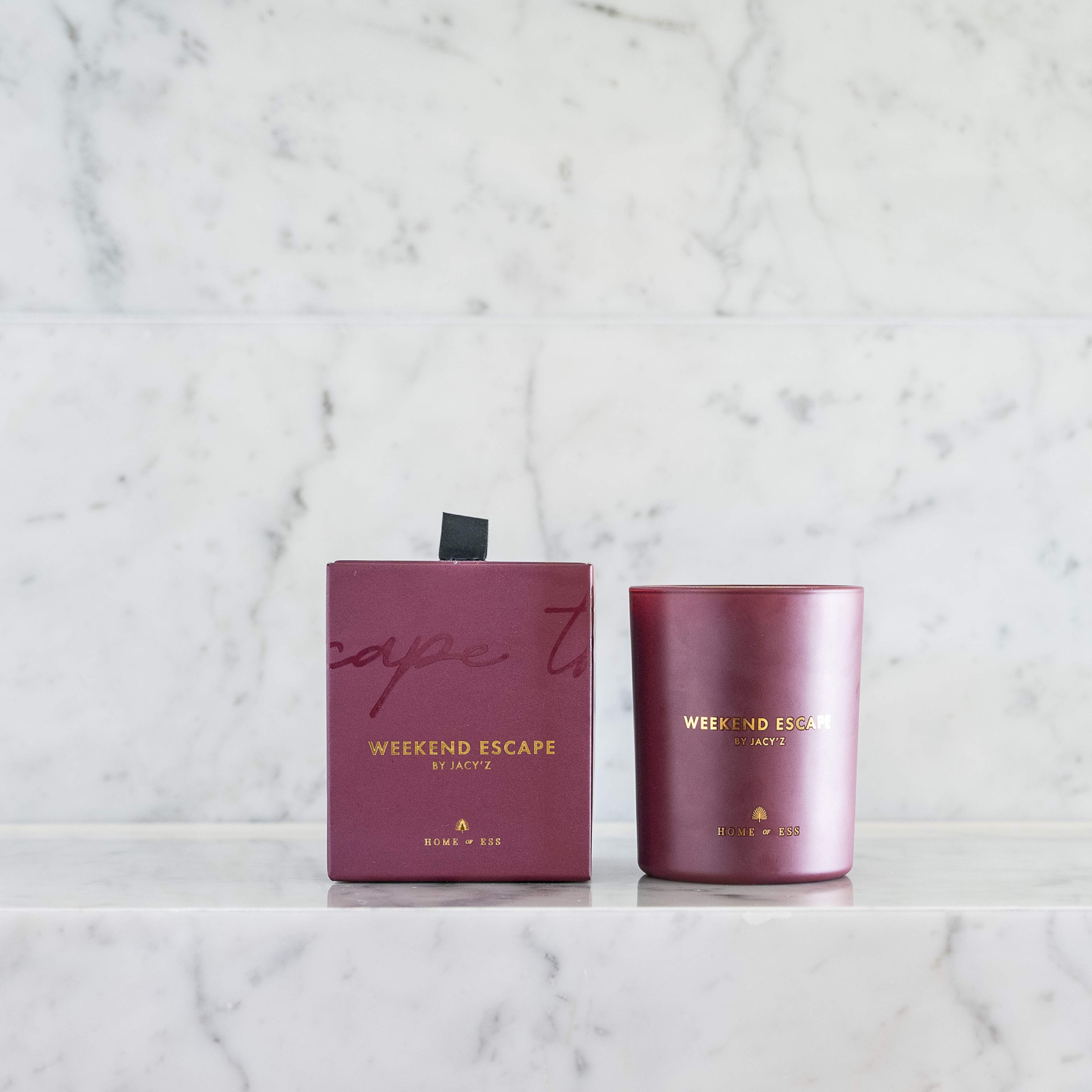 Weekend Escape By Jacy’z - Doftljus, från Home of ESS, i färgen red. Klicka för att öppna bilden i stort format
