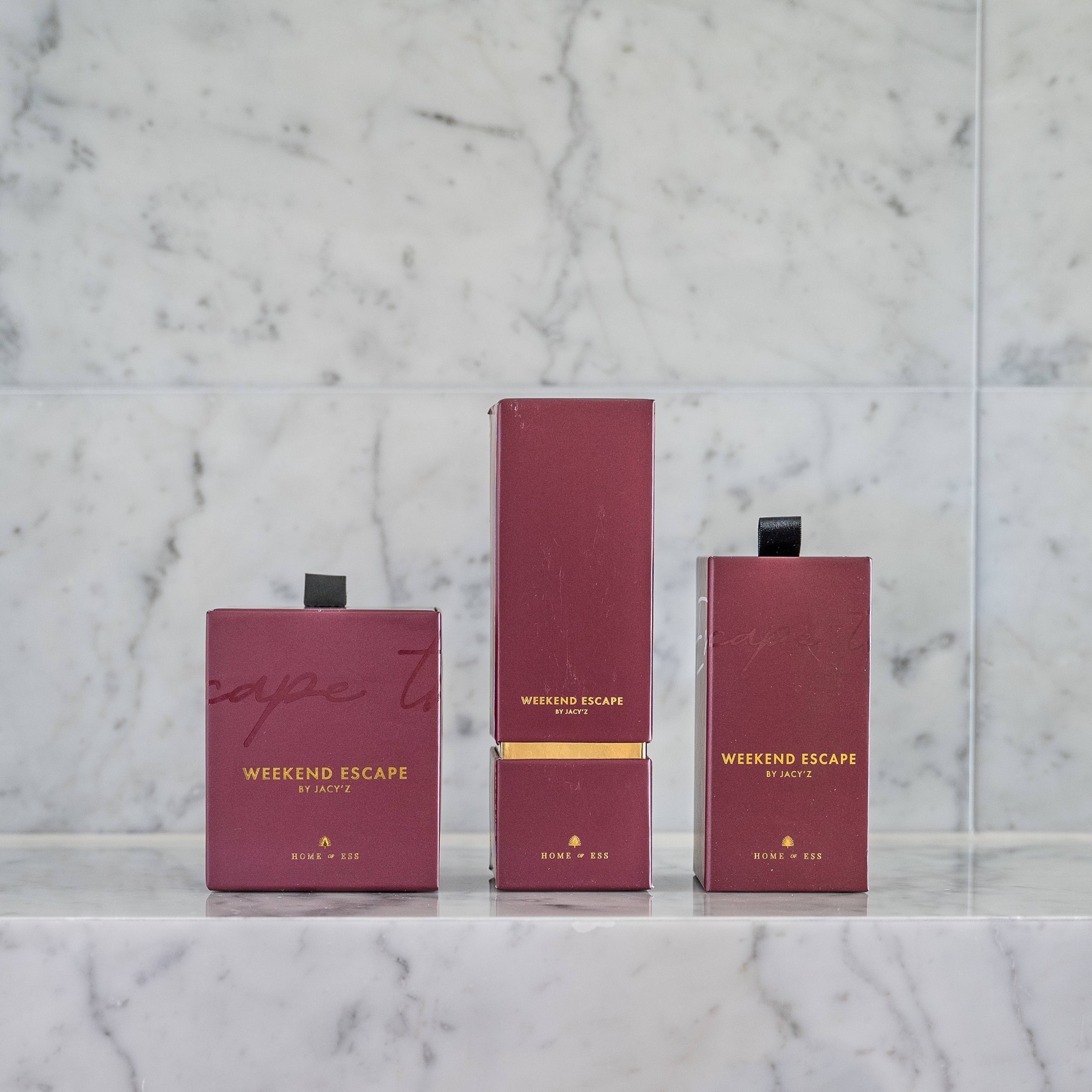 Weekend Escape By Jacy’z - Doftljus, från Home of ESS, i färgen red. Klicka för att öppna bilden i stort format