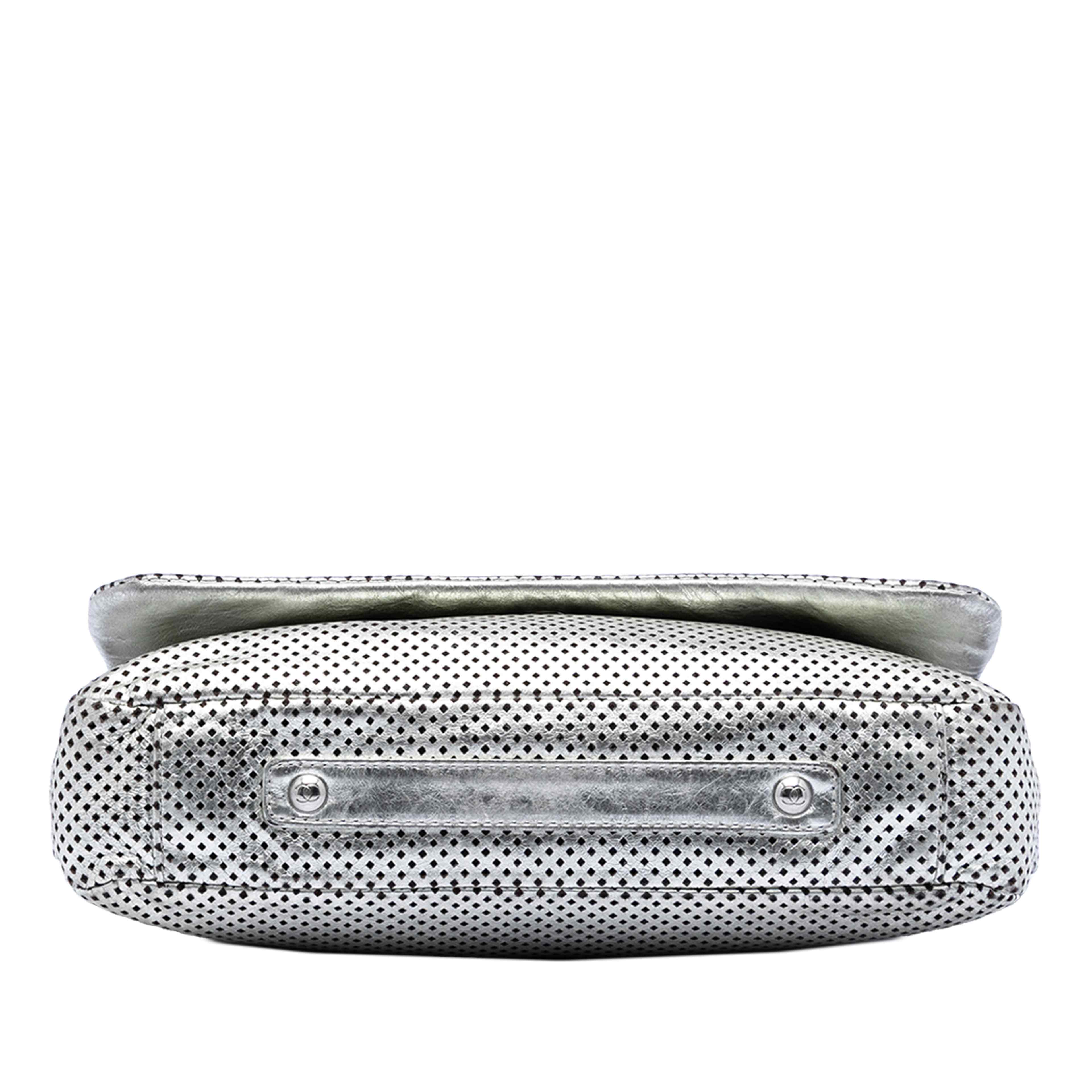 Chanel Metallic Glazed Calfskin Perforated Rodeo Drive Flap, från Luxclusif, i färgen silver. Klicka för att öppna bilden i stort format