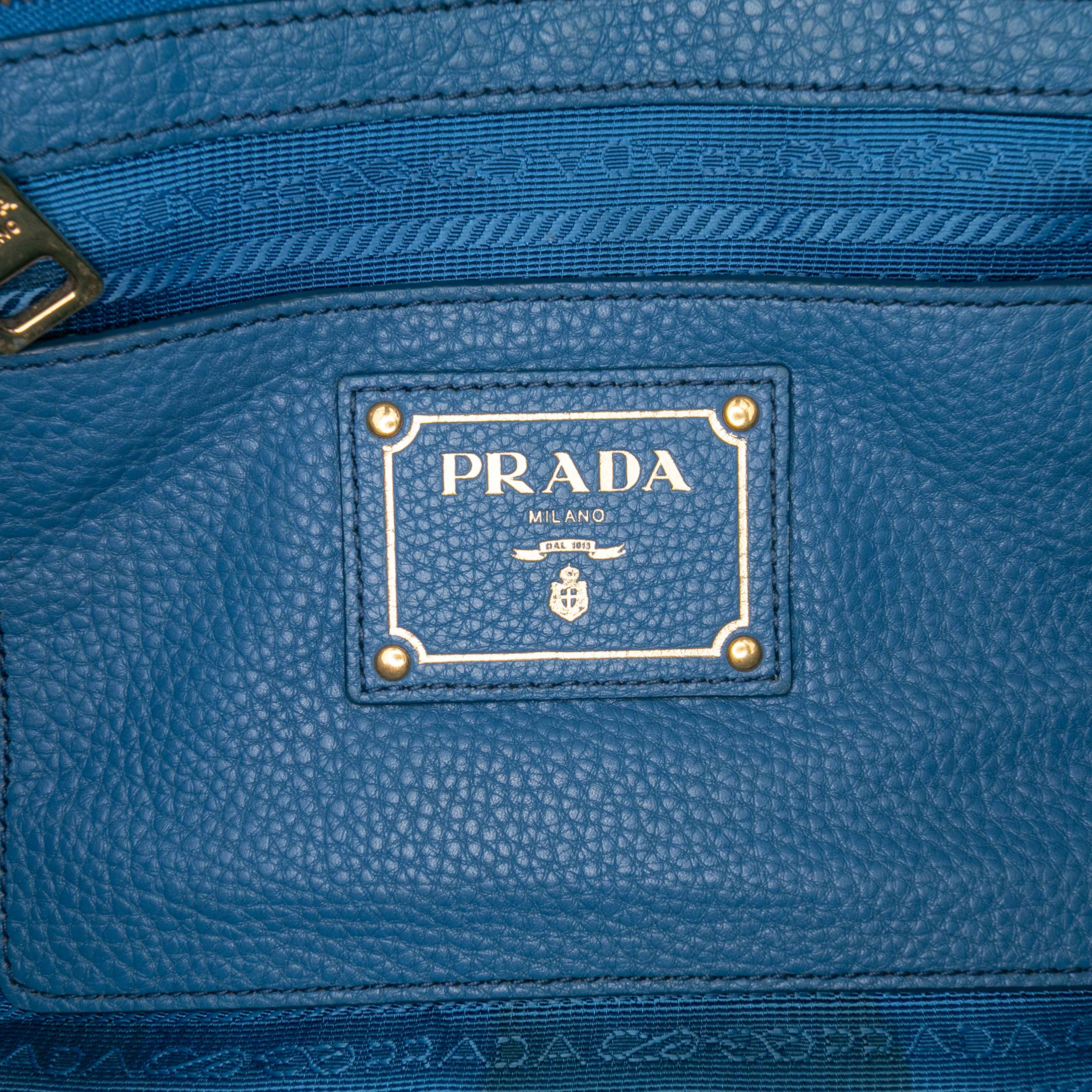 Prada Vitello Daino Open Convertible Tote, från Luxclusif, i färgen blue. Klicka för att öppna bilden i stort format