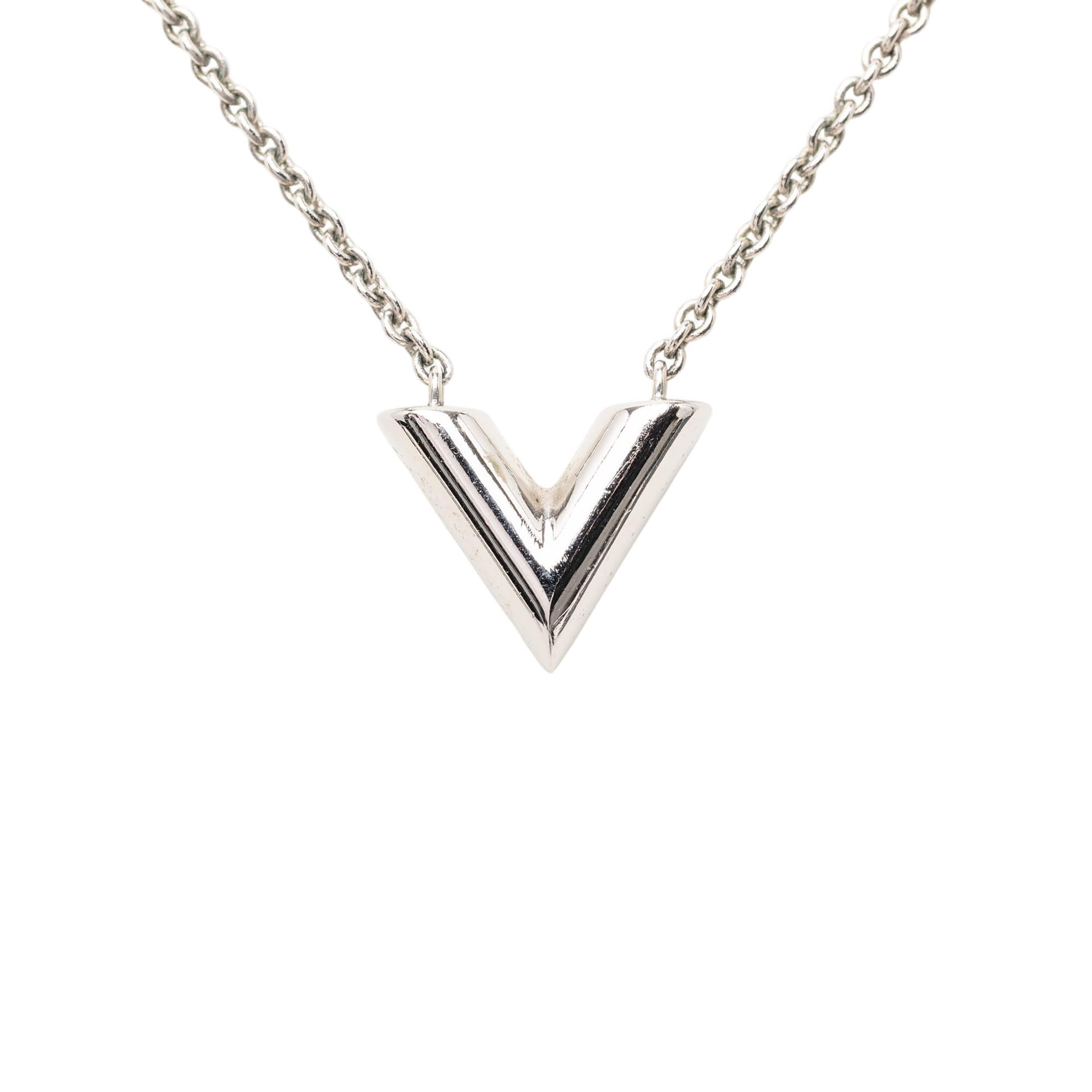 Louis Vuitton Brass Essential V Supple Necklace, från Luxclusif, i färgen silver. Klicka för att öppna bilden i stort format