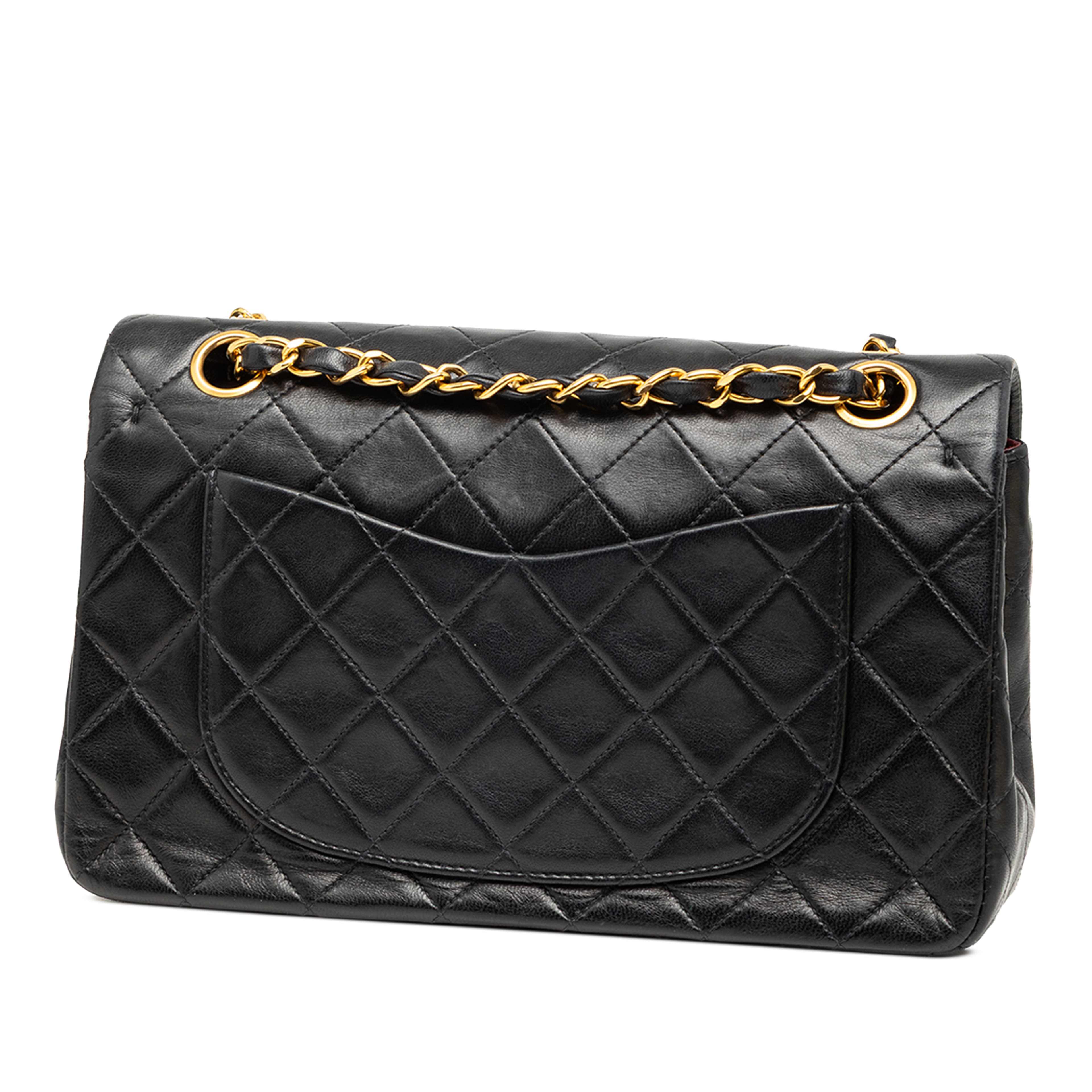 Chanel Small Classic Lambskin Double Flap, från Luxclusif, i färgen black. Klicka för att öppna bilden i stort format