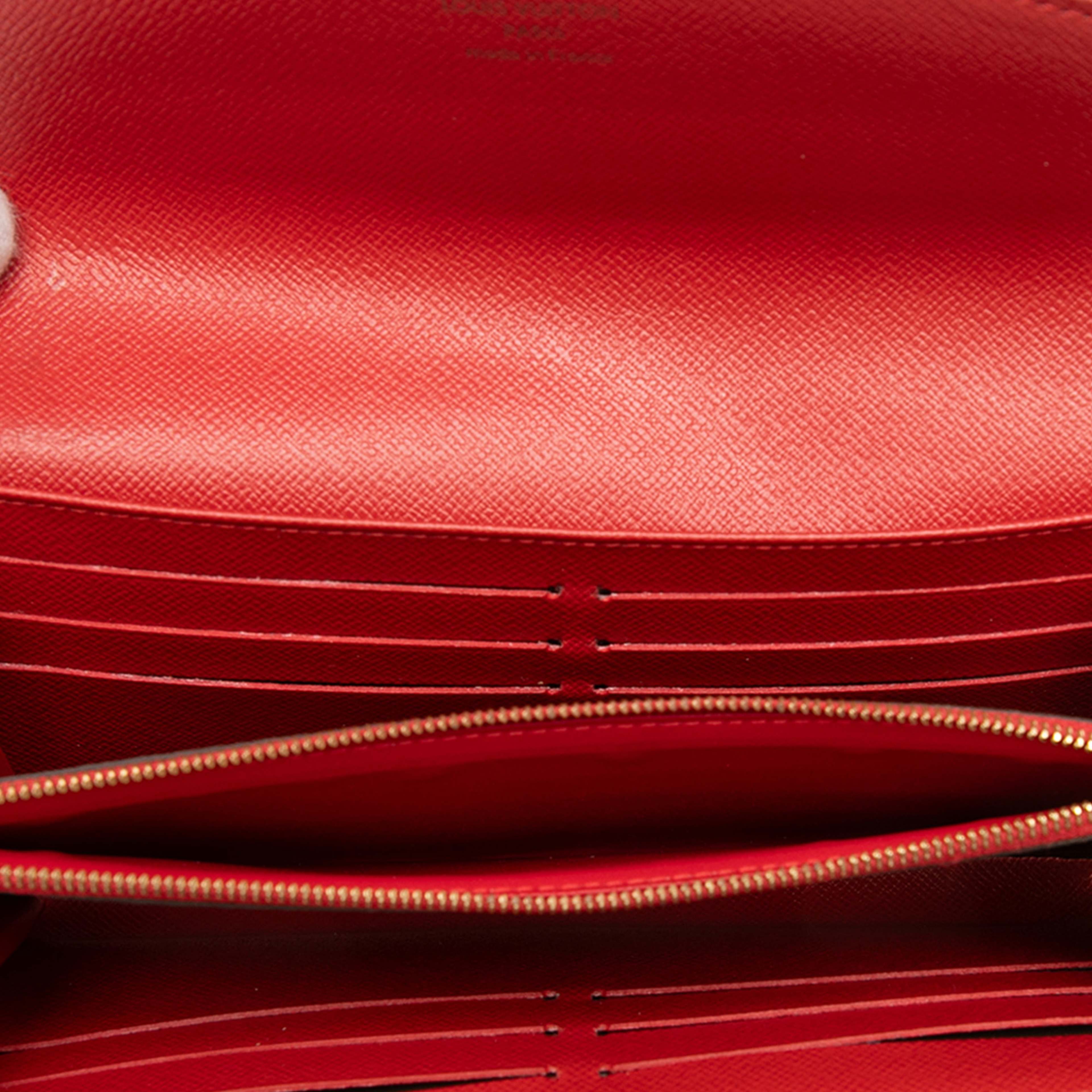 Louis Vuitton Monogram Retiro Sarah Wallet, från Luxclusif, i färgen brown. Klicka för att öppna bilden i stort format