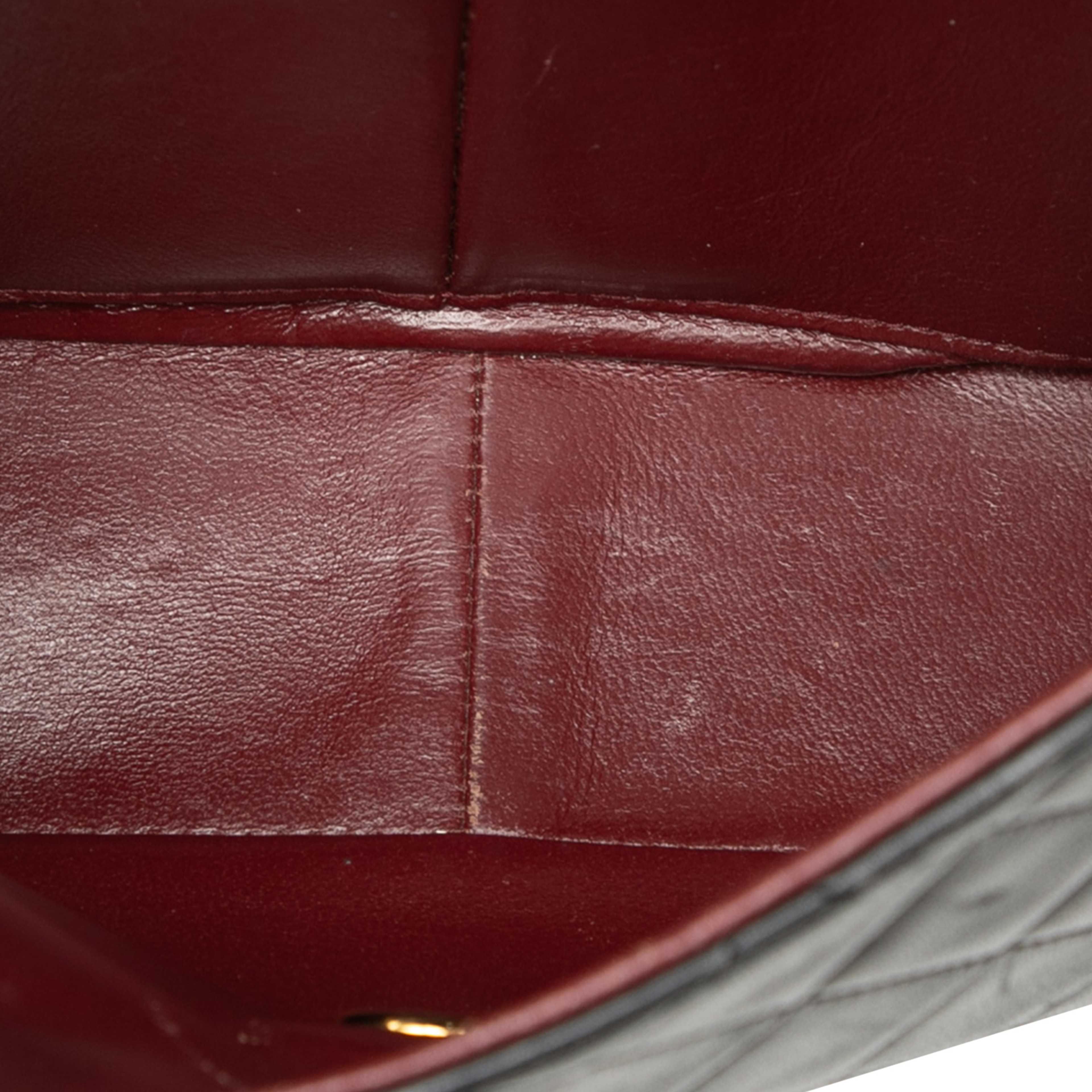 Chanel Small Square Quilted Lambskin Flap, från Luxclusif, i färgen black. Klicka för att öppna bilden i stort format