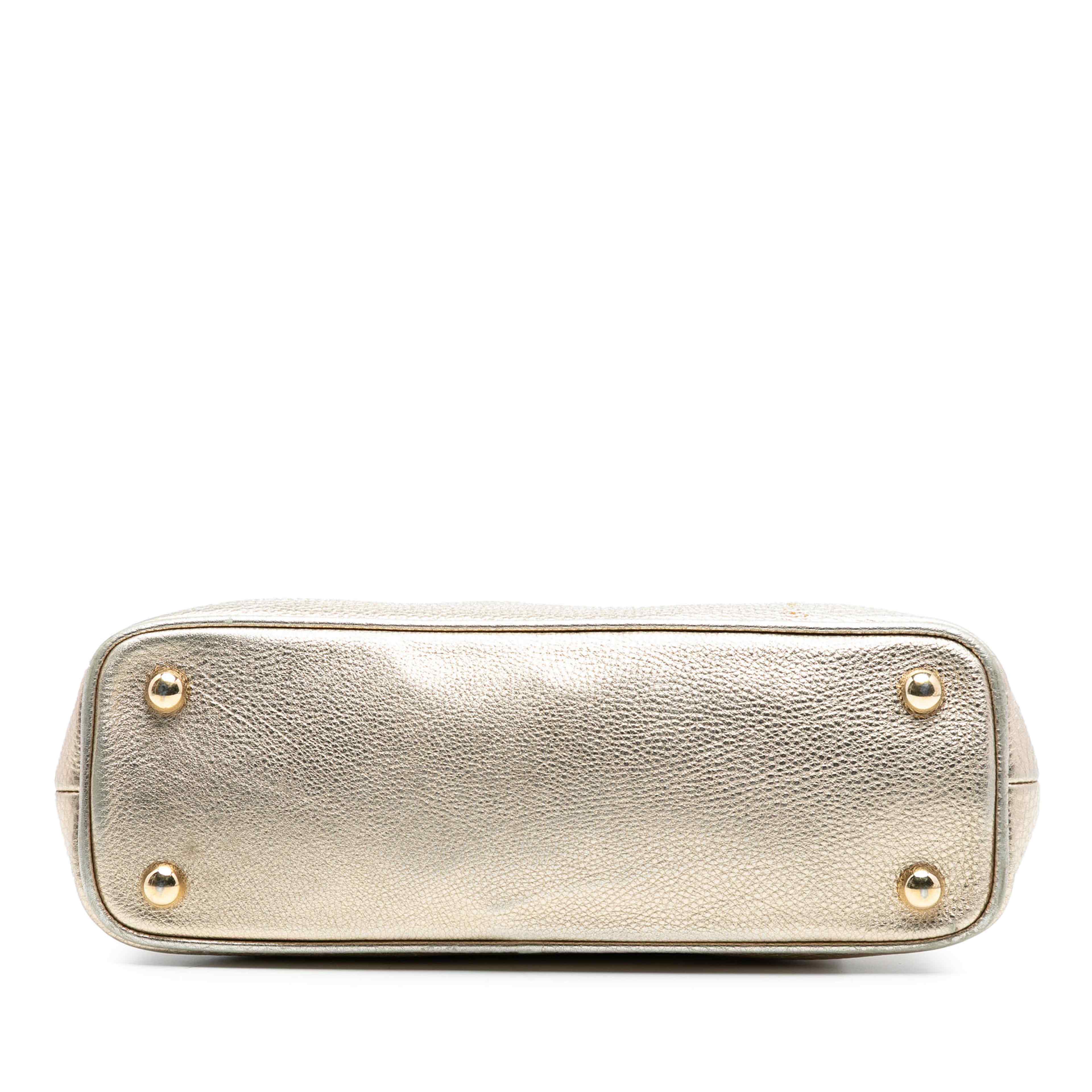 Burberry Small Grained Calfskin Bloomsbury Top Handle Bag, från Luxclusif, i färgen light gold. Klicka för att öppna bilden i stort format