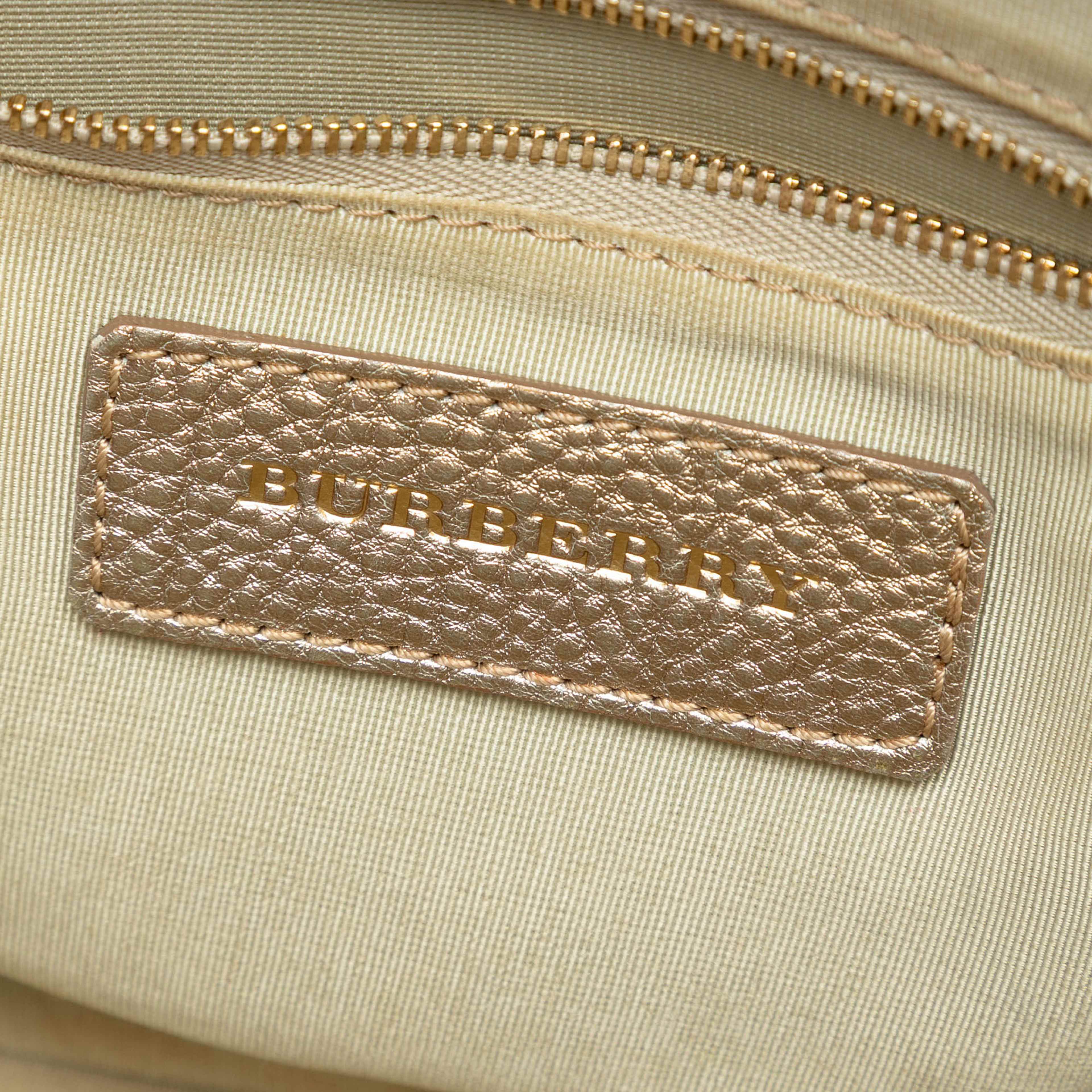 Burberry Small Grained Calfskin Bloomsbury Top Handle Bag, från Luxclusif, i färgen light gold. Klicka för att öppna bilden i stort format