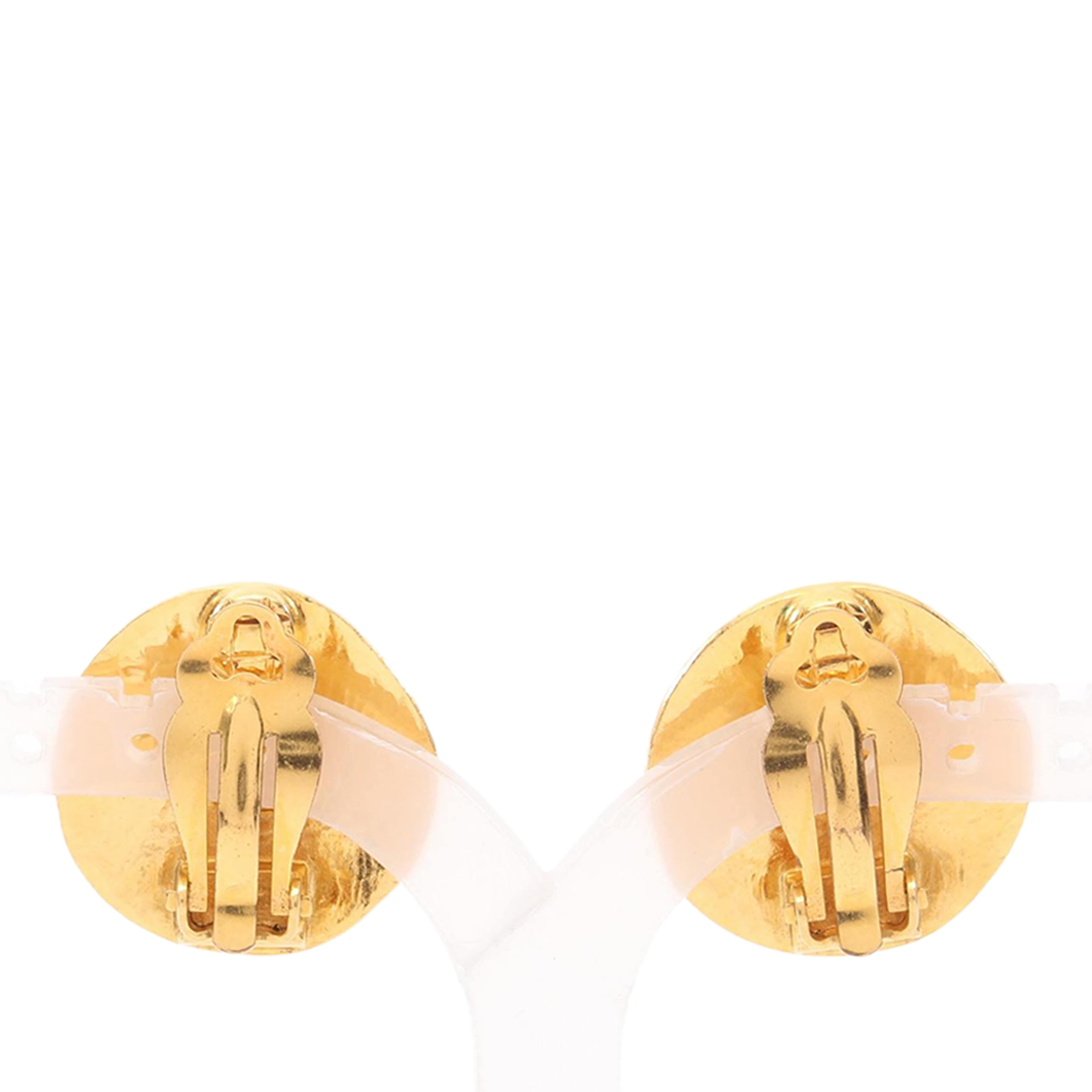 Chanel Cc Gold Plated Round Clip On Earrings, från Luxclusif, i färgen gold. Klicka för att öppna bilden i stort format
