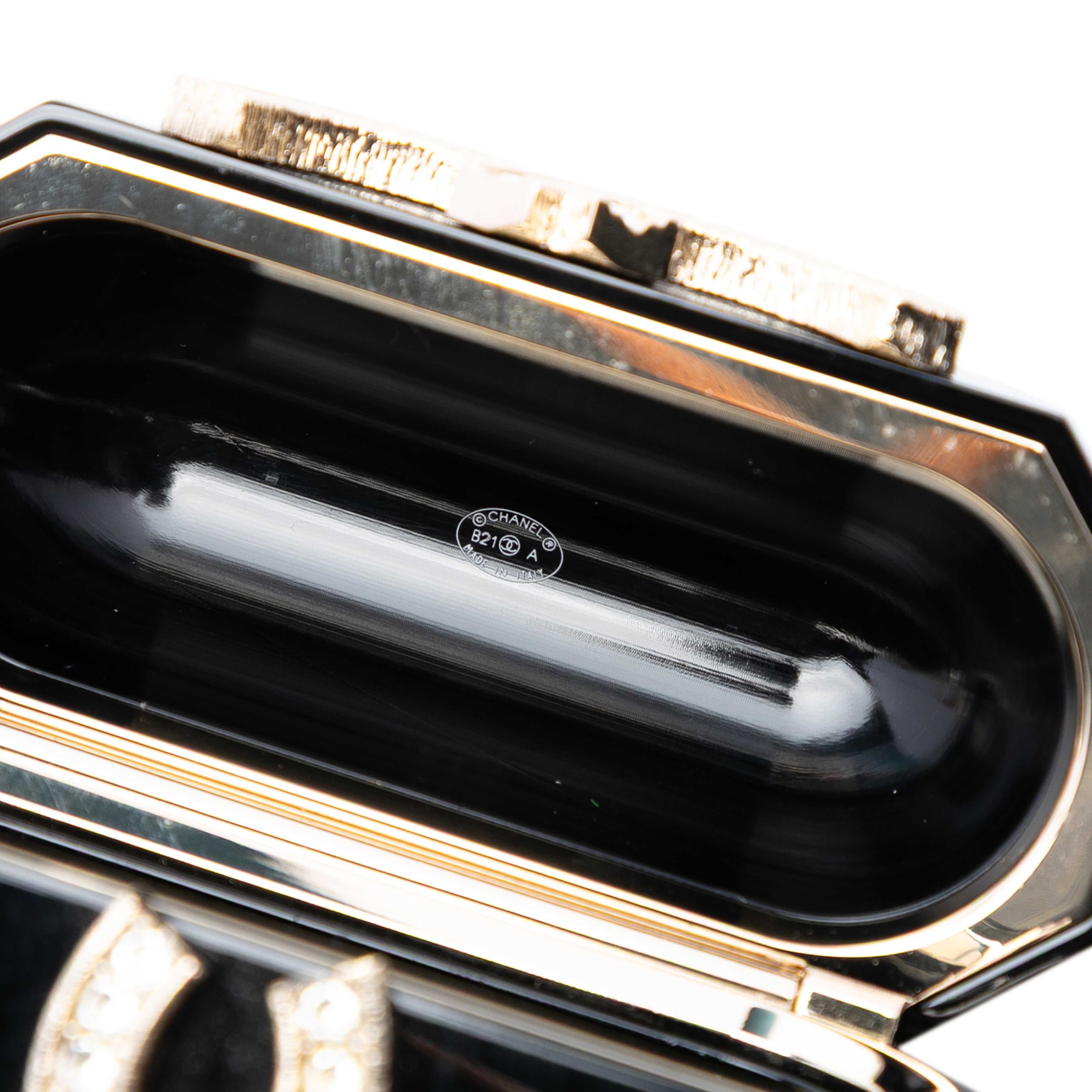 Chanel Cc Resin And Faux Pearl Airpods Pro Case Necklace, från Luxclusif, i färgen black. Klicka för att öppna bilden i stort format