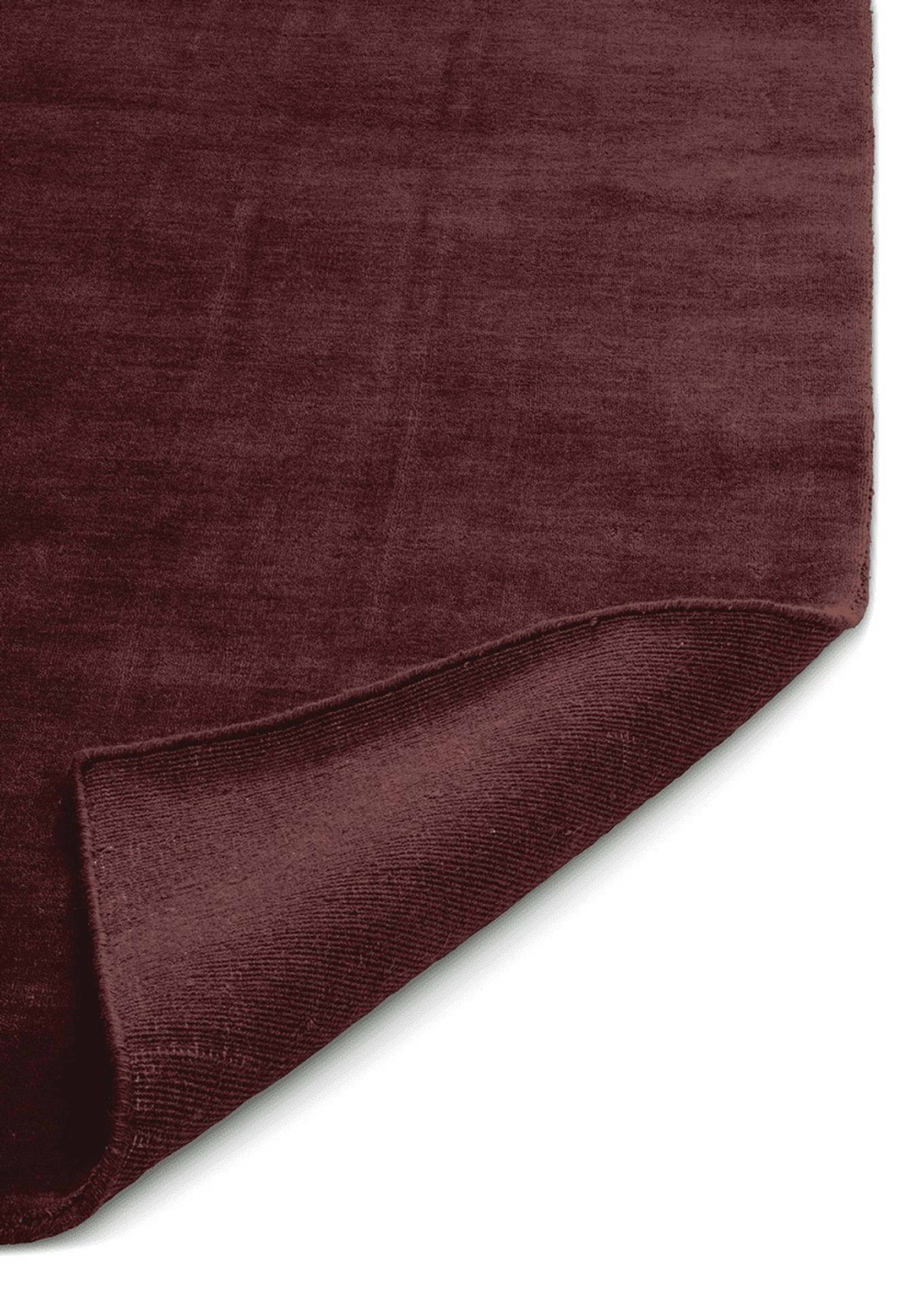 Ullmatta Solid 200x300cm, från Classic Collection, i färgen vinröd. Klicka för att öppna bilden i stort format