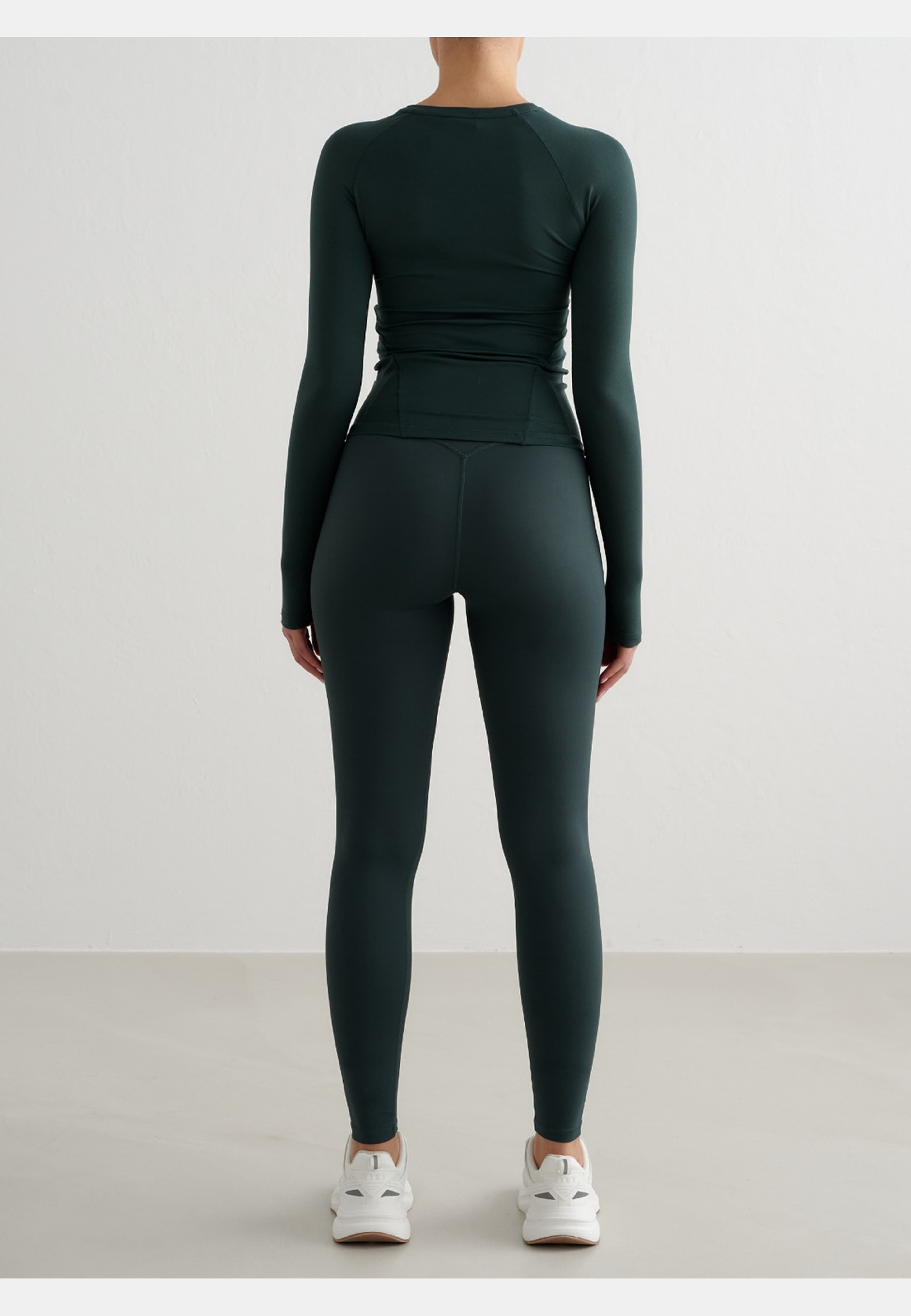 Soft Basic Long Sleeve, från aim'n, i färgen deep emerald. Klicka för att öppna bilden i stort format