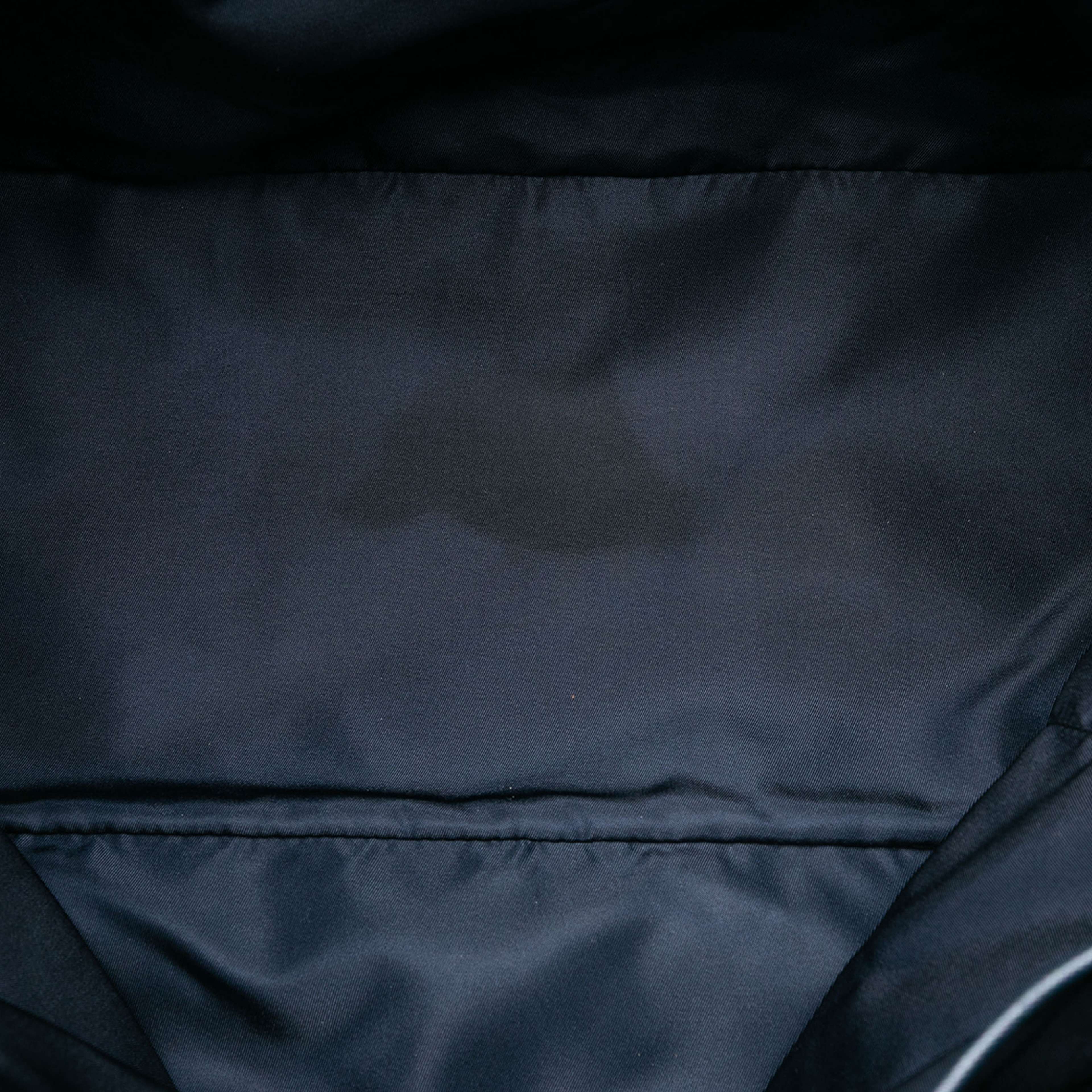 Prada Saffiano Trimmed Tessuto Open Convertible Tote, från Luxclusif, i färgen dark blue. Klicka för att öppna bilden i stort format