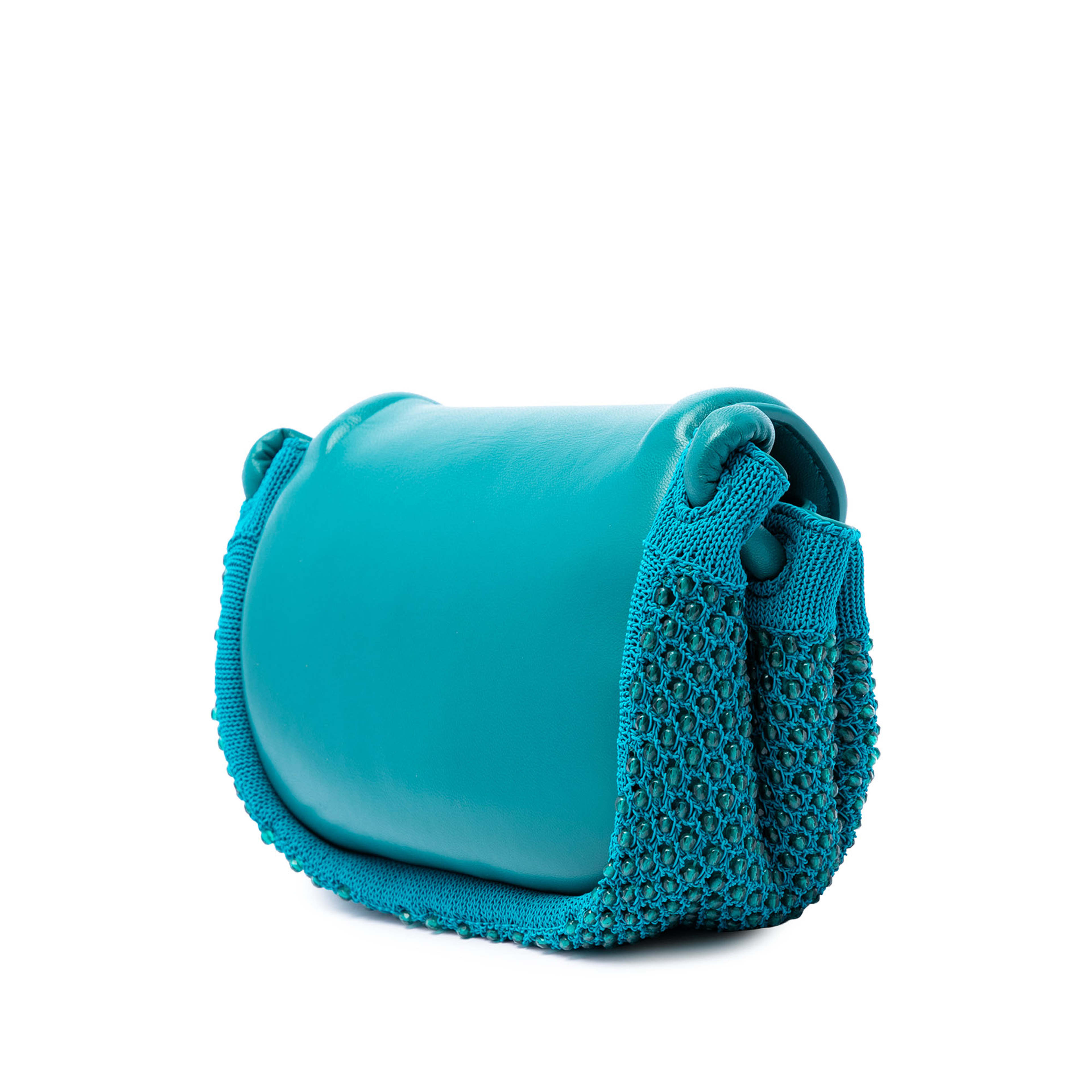 Bottega Veneta Small Beaded Crochet Knit And Leather Beak Crossbody, från Luxclusif, i färgen blå. Klicka för att öppna bilden i stort format