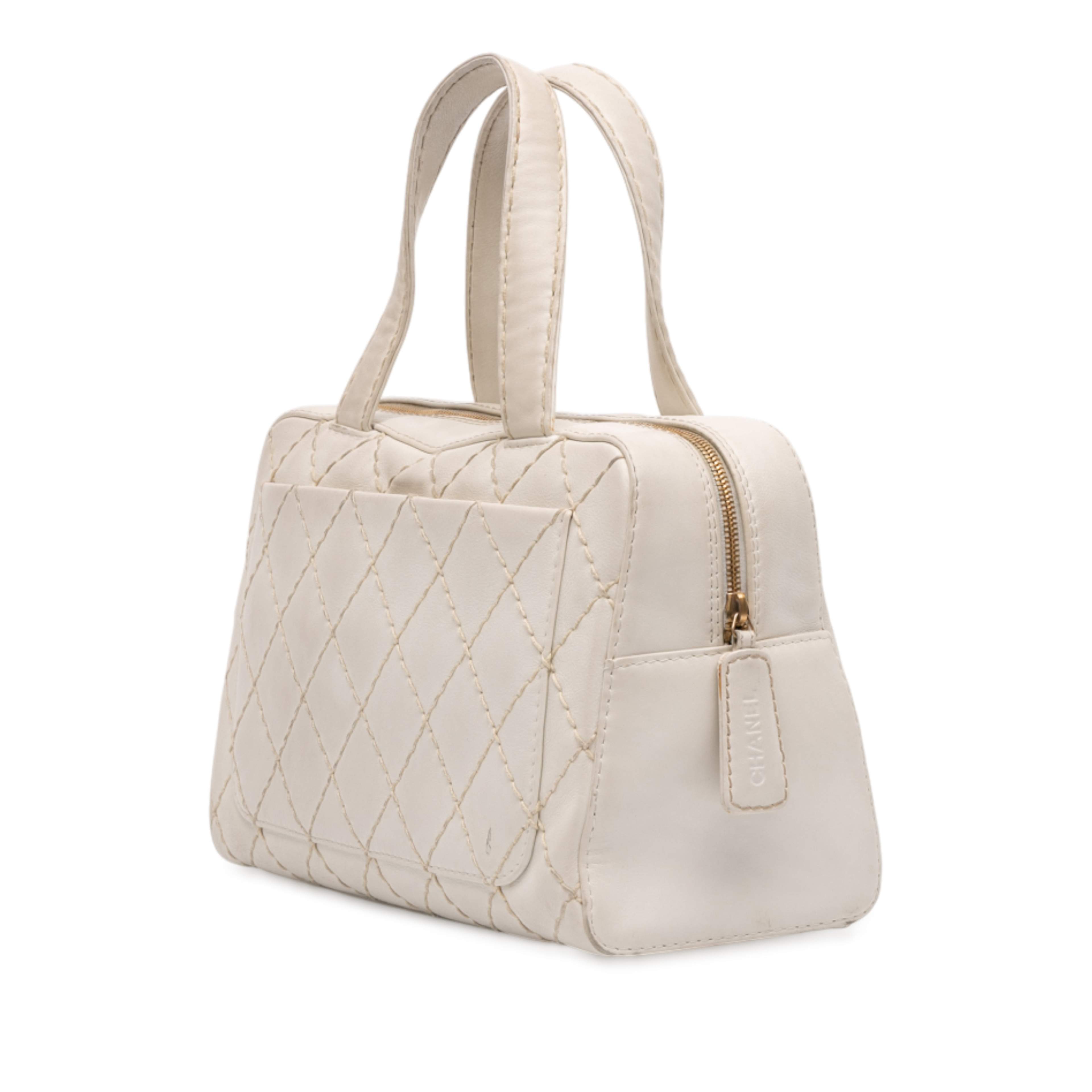 Chanel Cc Lambskin Wild Stitch Handbag, från Luxclusif, i färgen white. Klicka för att öppna bilden i stort format