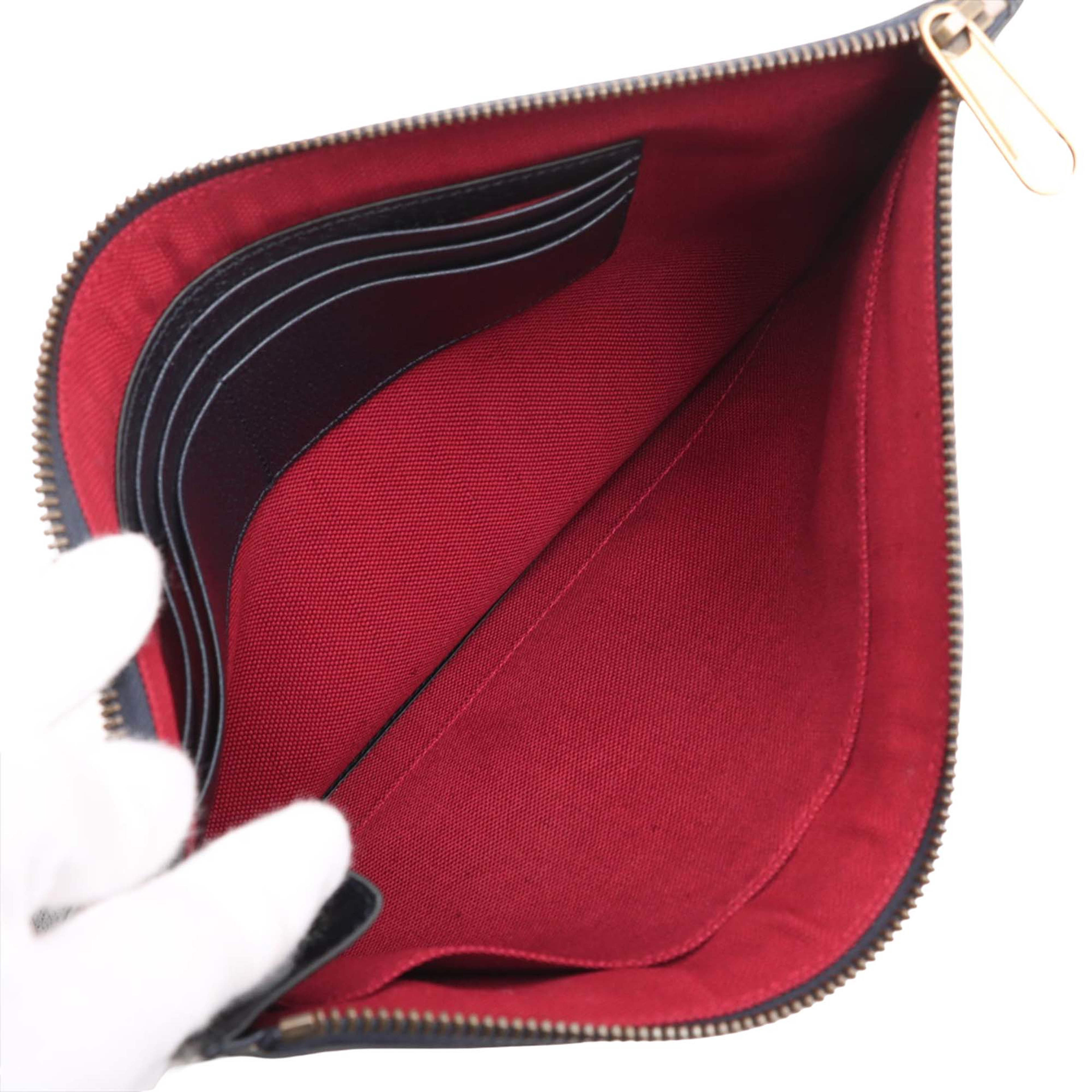 Gucci Gg Wool Clutch, från Luxclusif, i färgen svart. Klicka för att öppna bilden i stort format